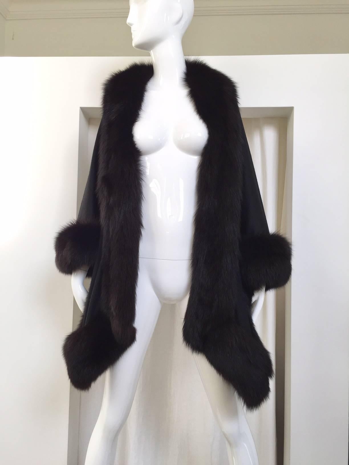 80s Fliers wool shawl with fox trim. 
. fit size 2/4/6/8/10 
Fur in great condition.
***ALL SALES IS FINAL