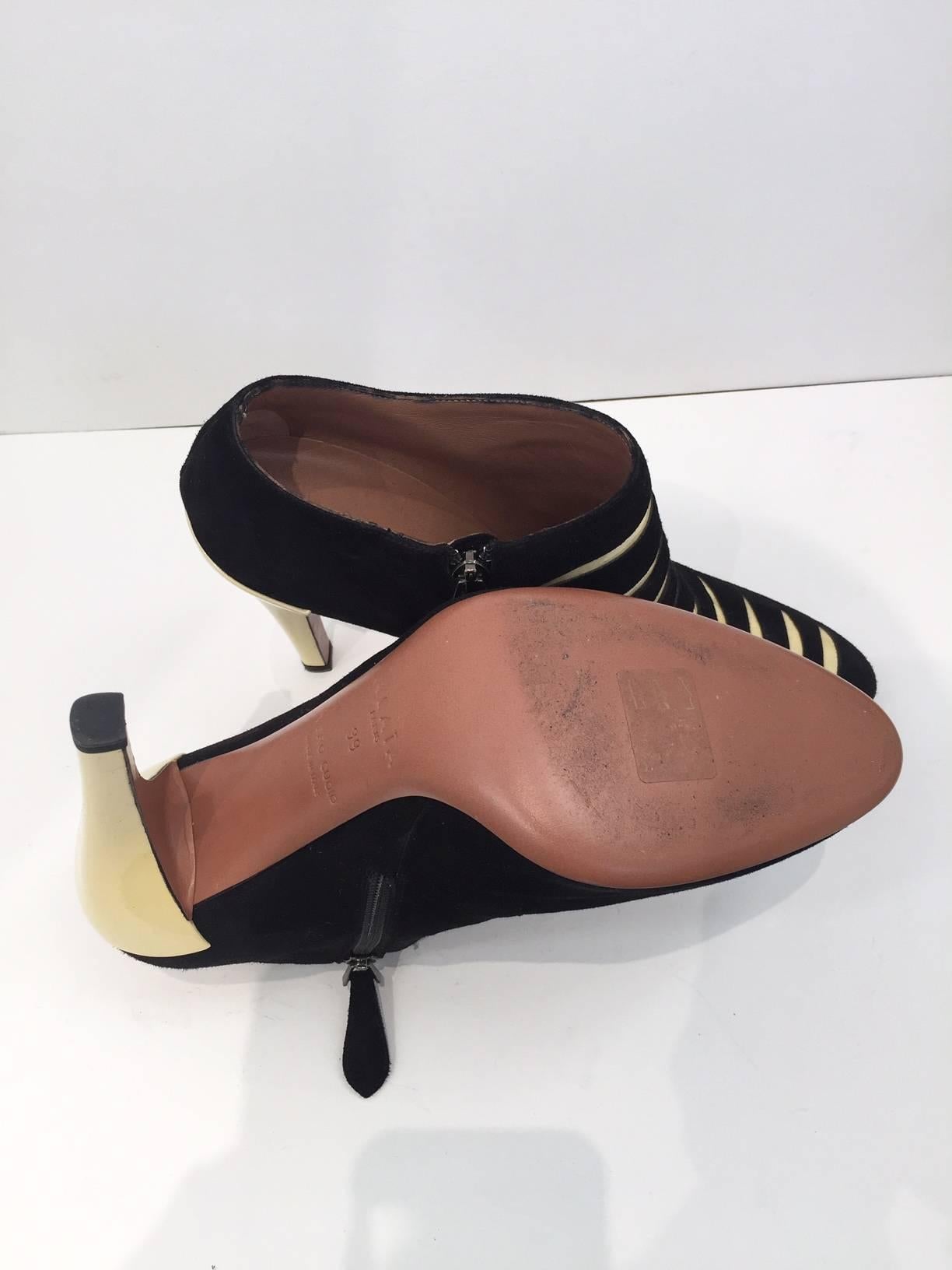 ALAIA black and creme suede ankle boots In Good Condition For Sale In Beverly Hills, CA