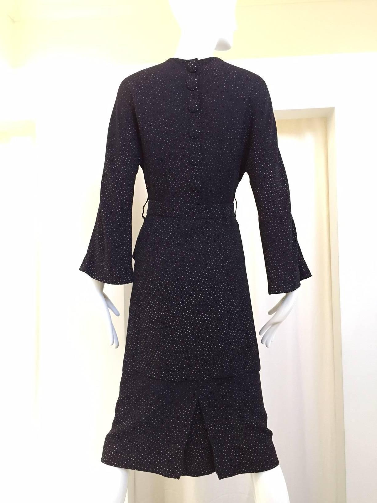 Vintage 1940s Navy Blue Crepe Dress with White Small Polkadots im Zustand „Gut“ in Beverly Hills, CA