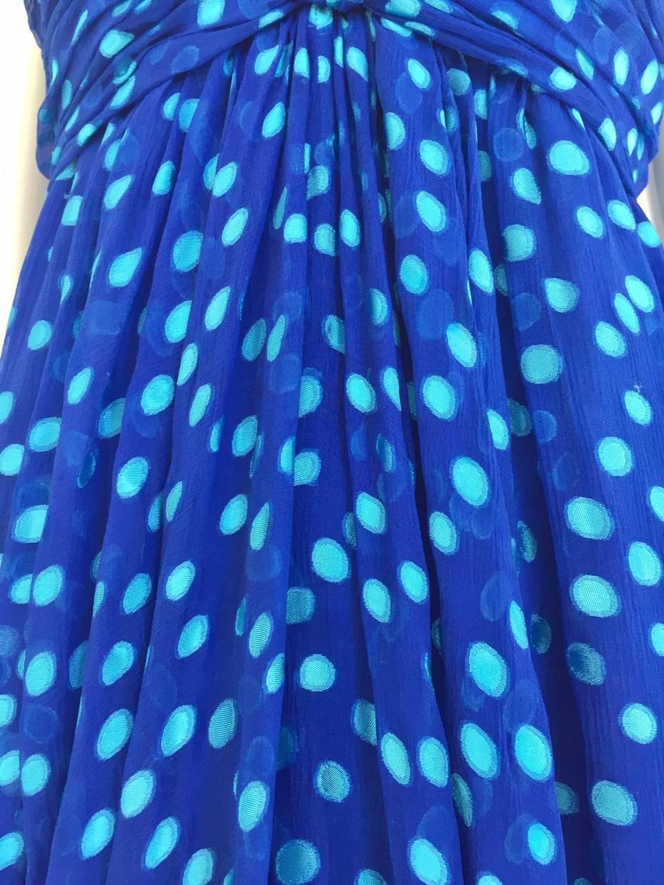 1970s vintage Oscar De La Renta Blue and teal polkadot spaghetti straps silk dress with shawl.
Dress has three layers of silk. Perfect for summer cocktail party.
Size: XS/ Small
Bust: 32 inches
