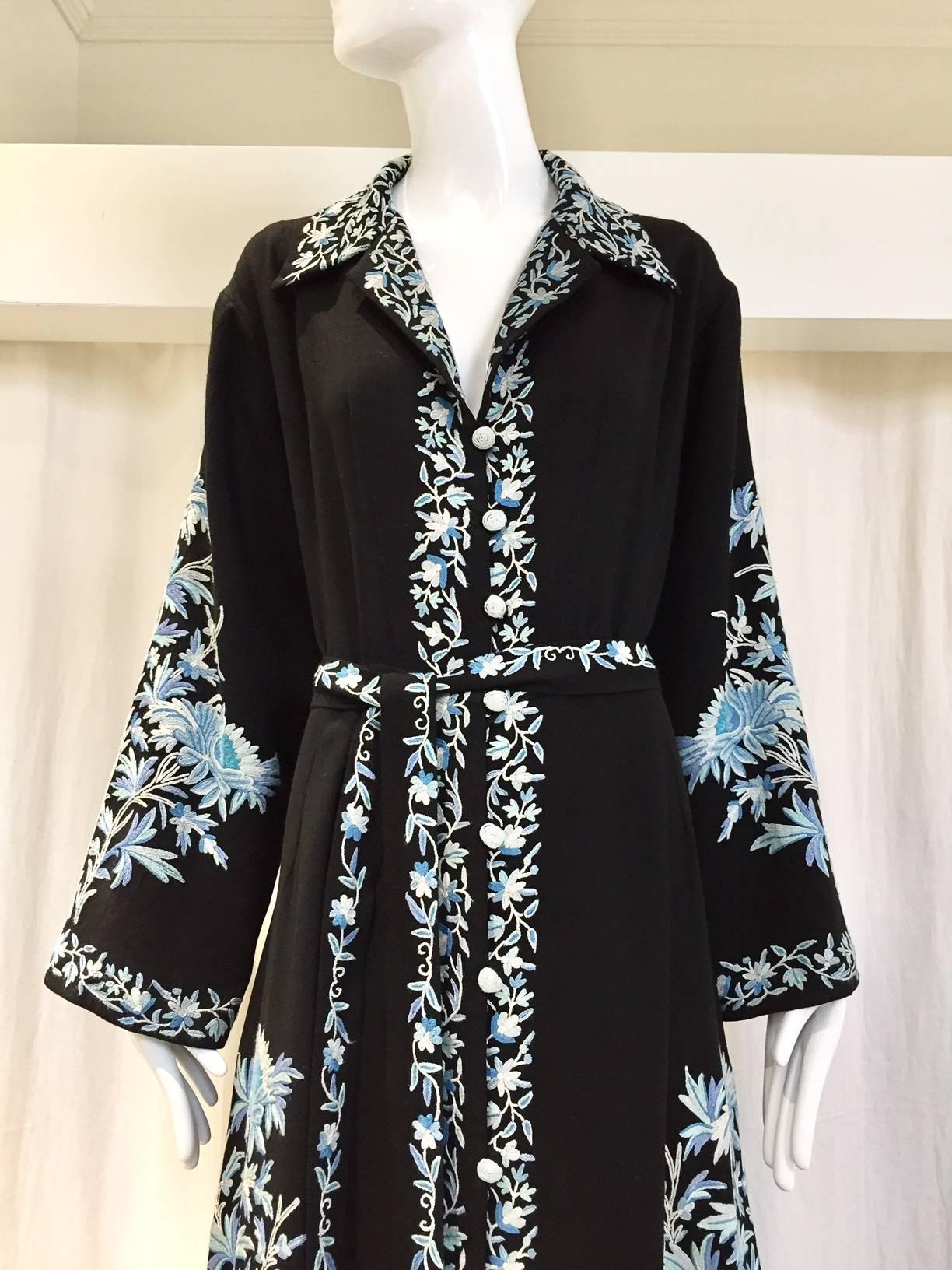 Incredible 1970s soft fine wool embroidered Kashmiri robe/coat. Robe is embroidered in blue and white yarn. Fit size 4/6/8/10/12 (see image #6, worn by size 4)  Measurement: 44