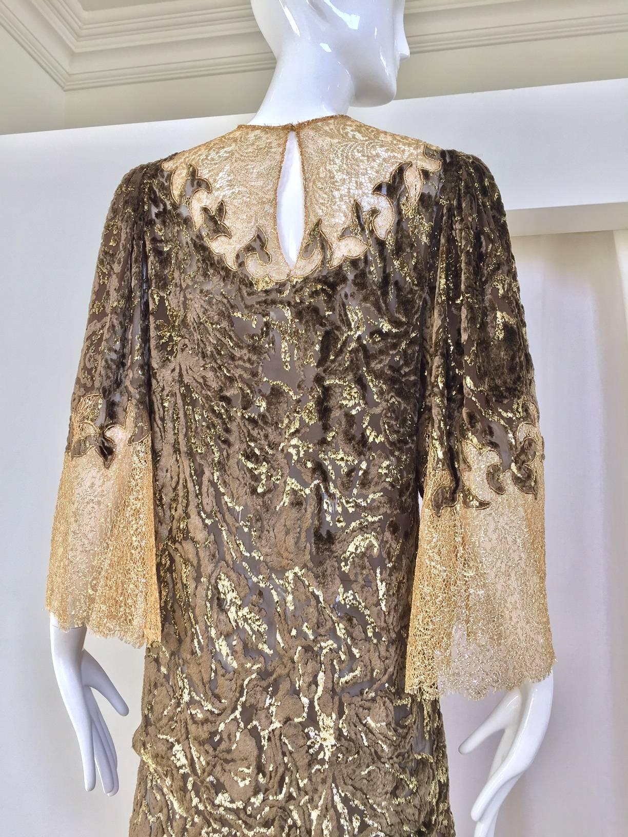 Beautiful 80s Oscar De La Renta brownvelvet devore and metallic gold lace dress.  
Measurement: 
Bust: 36 inches/ Waist: 36 inches/ HIp: 36 inches / dress length: 48 inches

