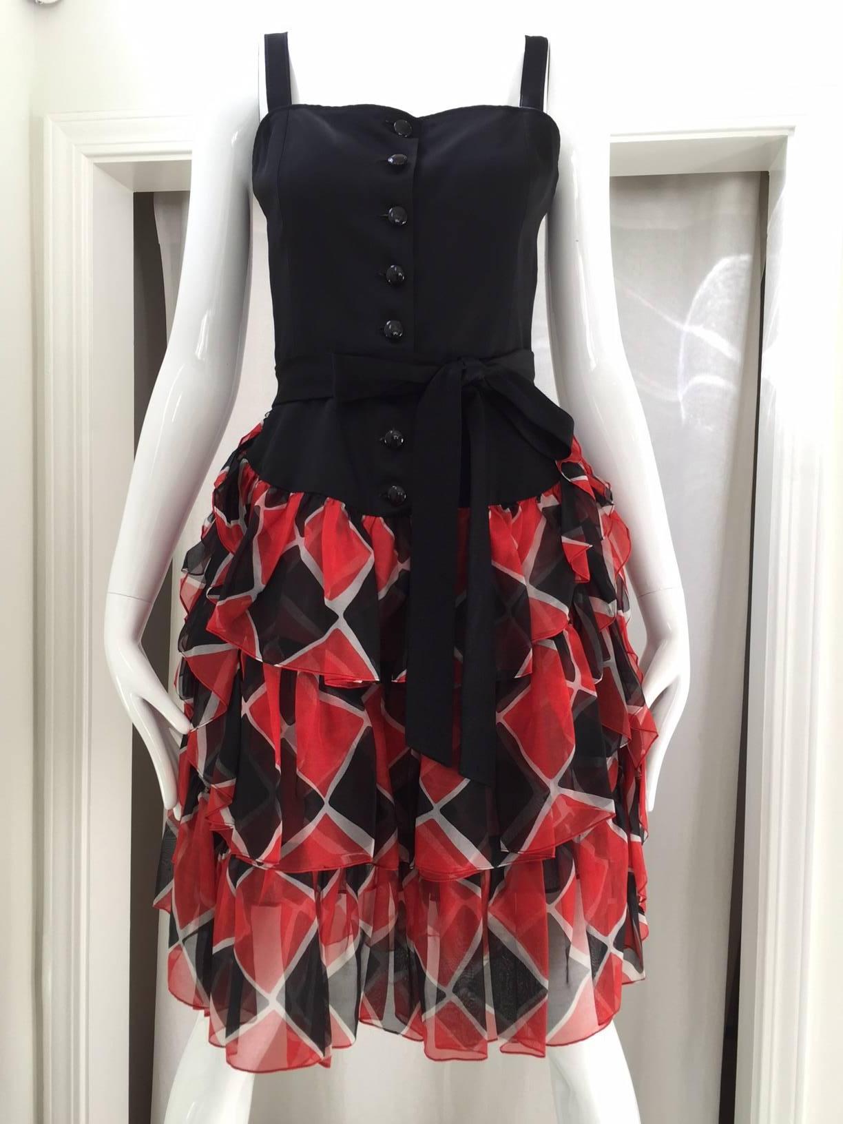 Vintage 1980  Yves Saint Laurent - Robe de cocktail noire et rouge à bretelles spaghetti en organza de soie imprimé harlequin.
Taille : 2/ Buste : 31