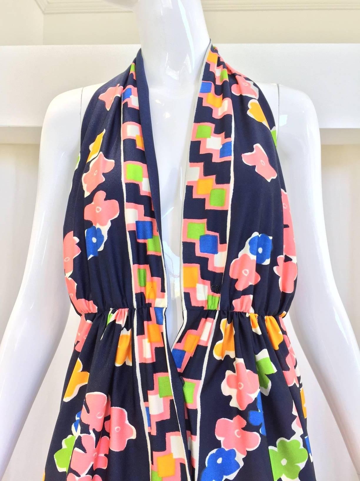 What a fun summer jersey halter dress from vintage Oscar De La Renta. Navy blue color with chartruese , peach pink, yellow floral print halter dress. perfect for summer vacation at st.barth! wrinkle resistant.
Bust: 36