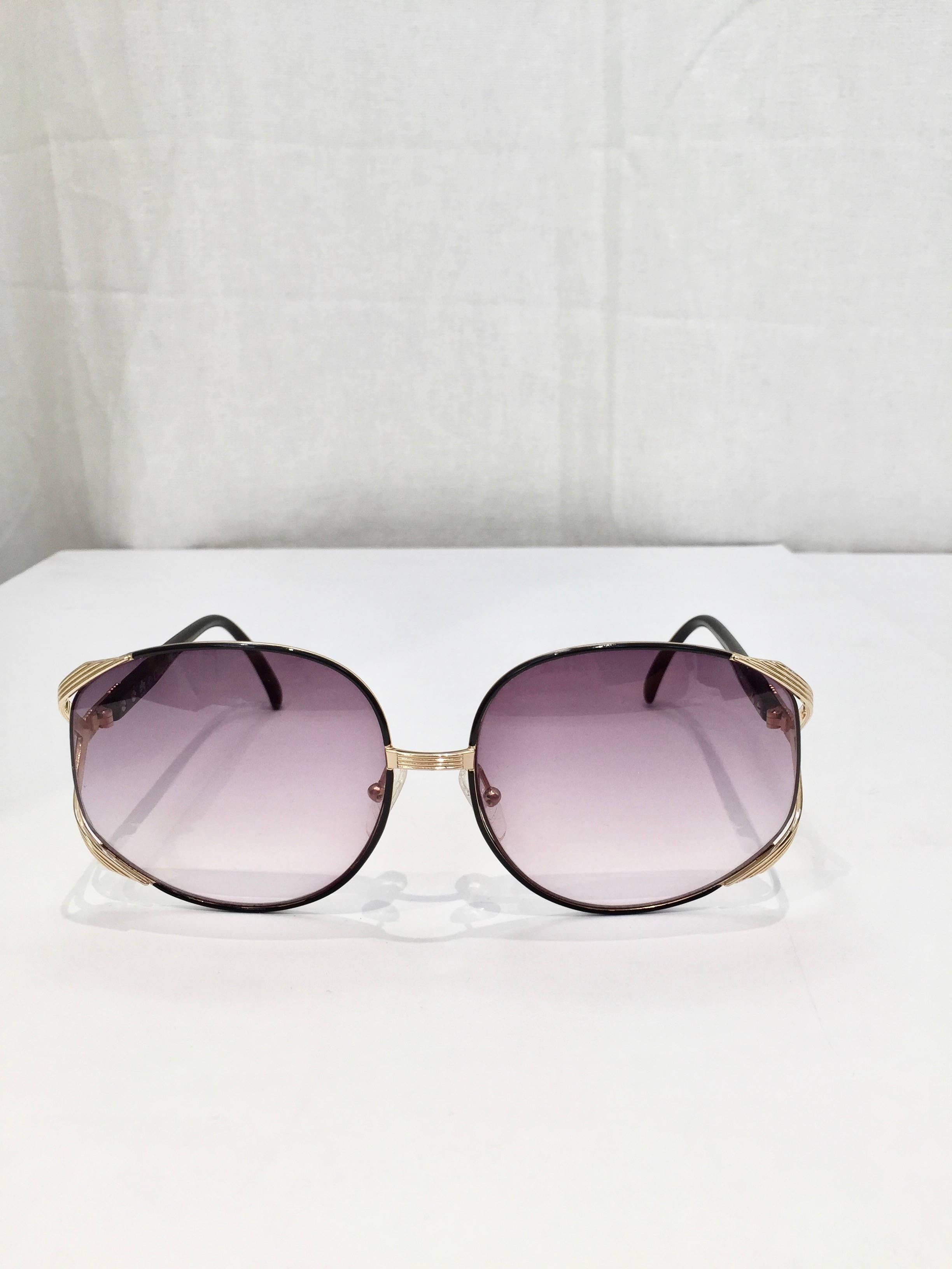 Amazing vintage  70s Dior sunglasses with black and gold frame. in great condition. no scratch.
