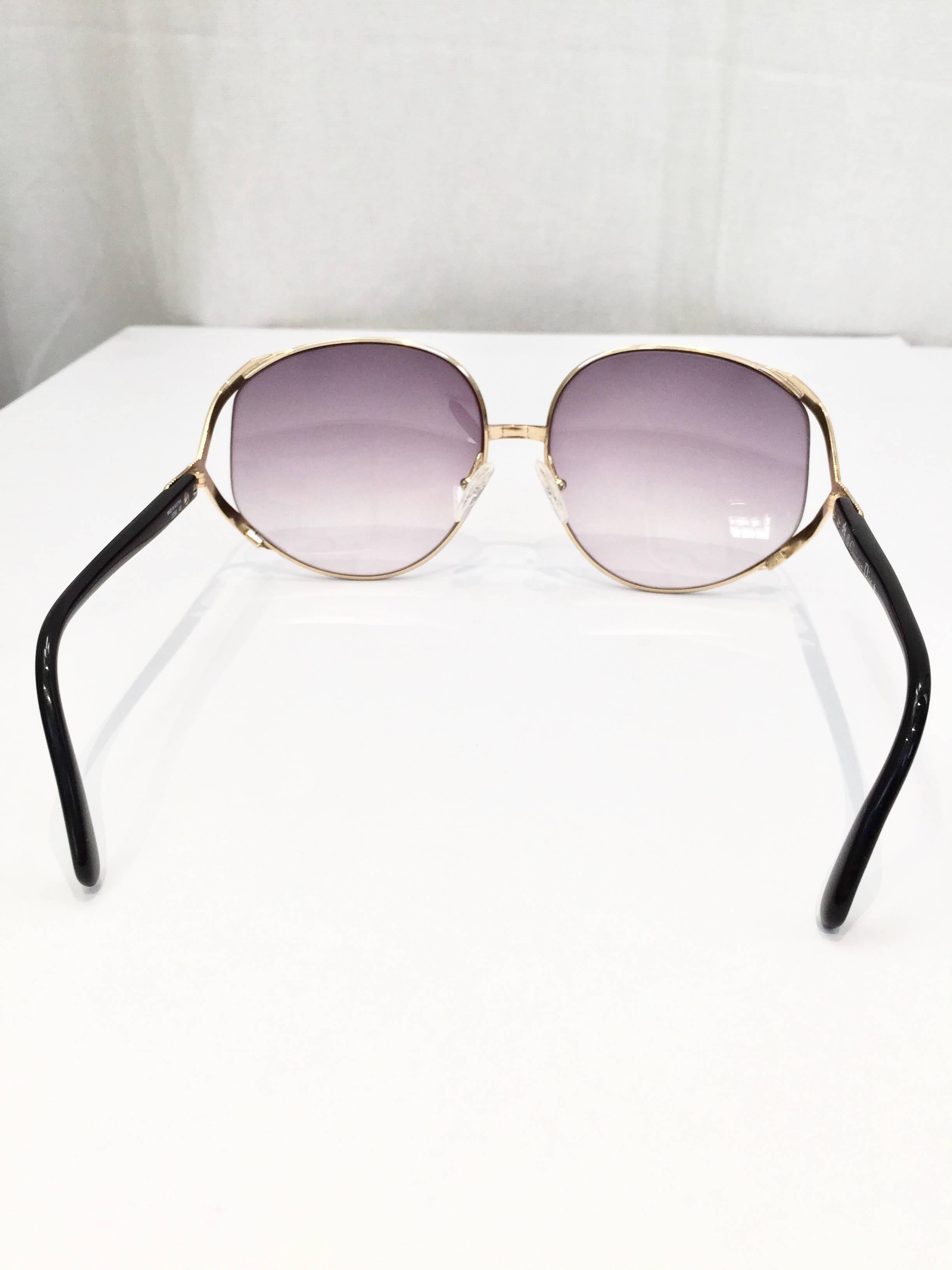 Gris Christian Dior lunettes de soleil noires à monture dorée, années 70 en vente