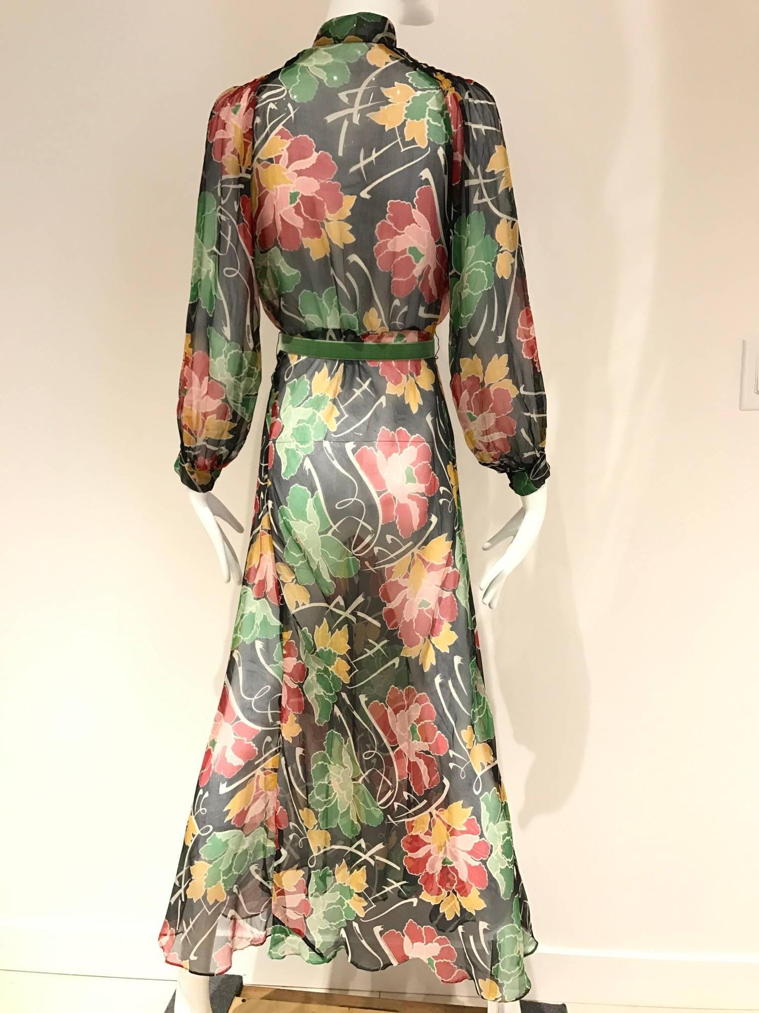Beautiful 1930s Silk chiffon print dress in green, yellow, pink floral print with green velvet belt. Size 6. Dress has no zipper. ( slip on)
Bust: 36