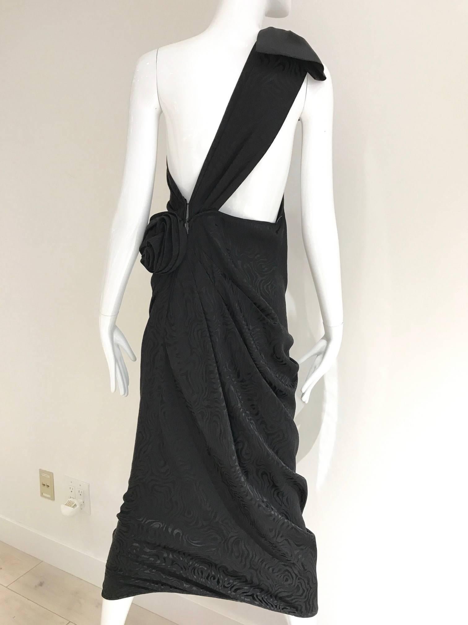 Chic vintage Ungaro black silk jacquard one shoulder cocktail dress with bow and exposed back.  Black tie party or cocktail dress
Fit size 4/  small to Medium. 
Bust: 34"/ Waist: 27"/ Hip: 35" 

*** This Garment has been