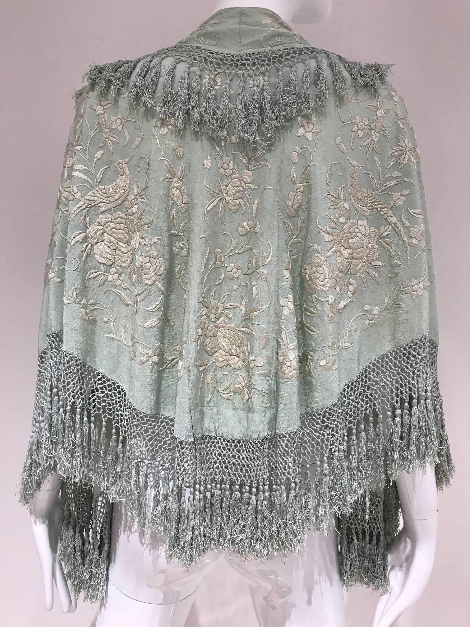 Beautiful 1920s pale green silk embroidered capelet. Fit size 2/4/6

