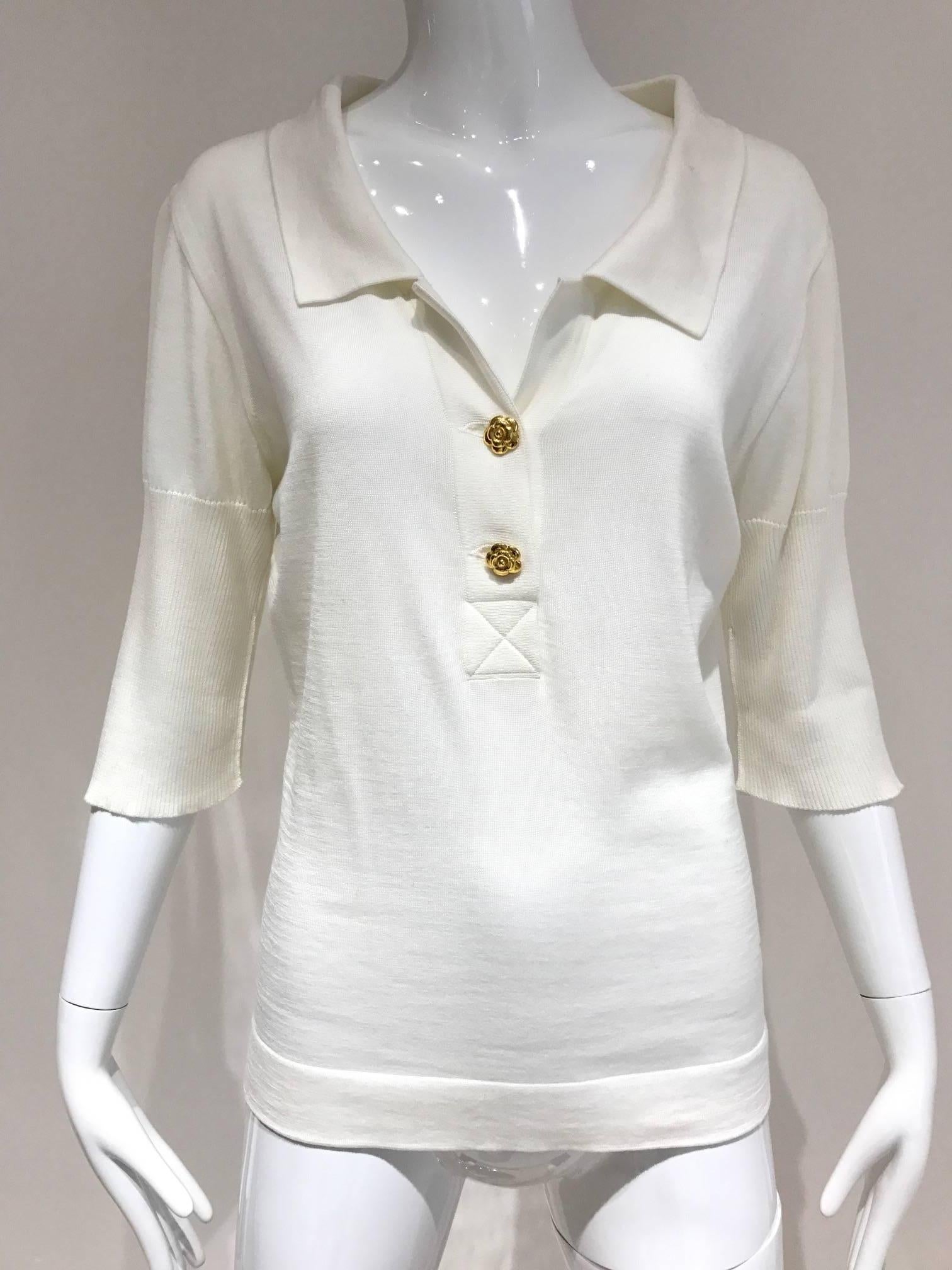 Vintage 1980s Chic CHANEL Off White Knit Sweater Top h gold camelia flower button . Fit size 2/4 SMALL
