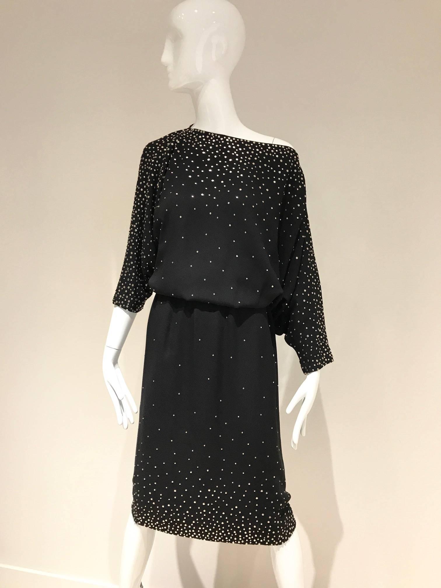 Vintage Halston crepe dress with silver grommets  and batwing sleeve.
Fit size 4/6/8  Medium
**** This Garment has been professionally Dry Cleaned and Ready to wear.

