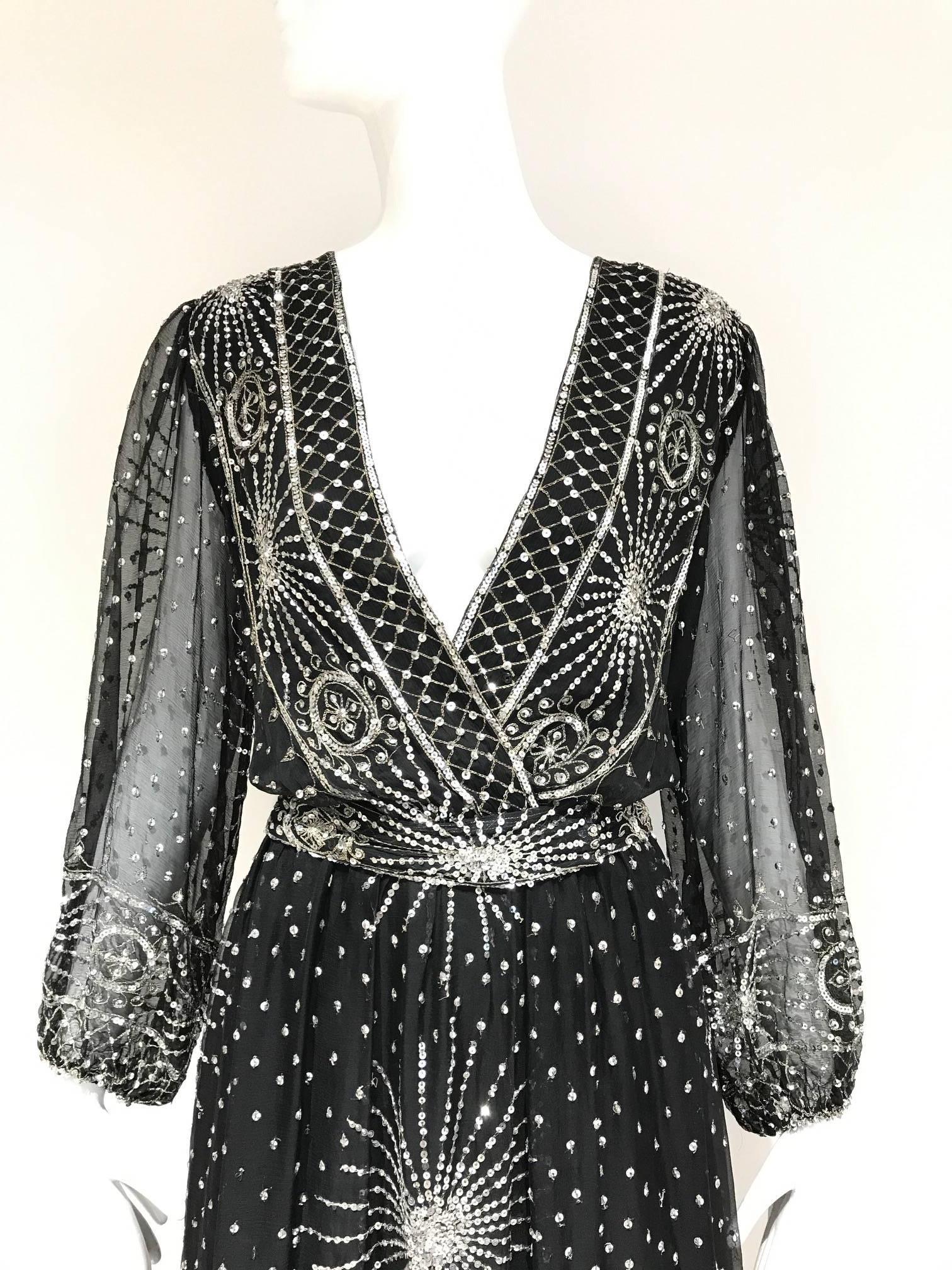 Vintage  1970s Black Silver Sequin starburst V neck Cocktail Dress.

Size 6/8 / Medium

***All Clothing has been professionally Dry Cleaned and ready to wear.