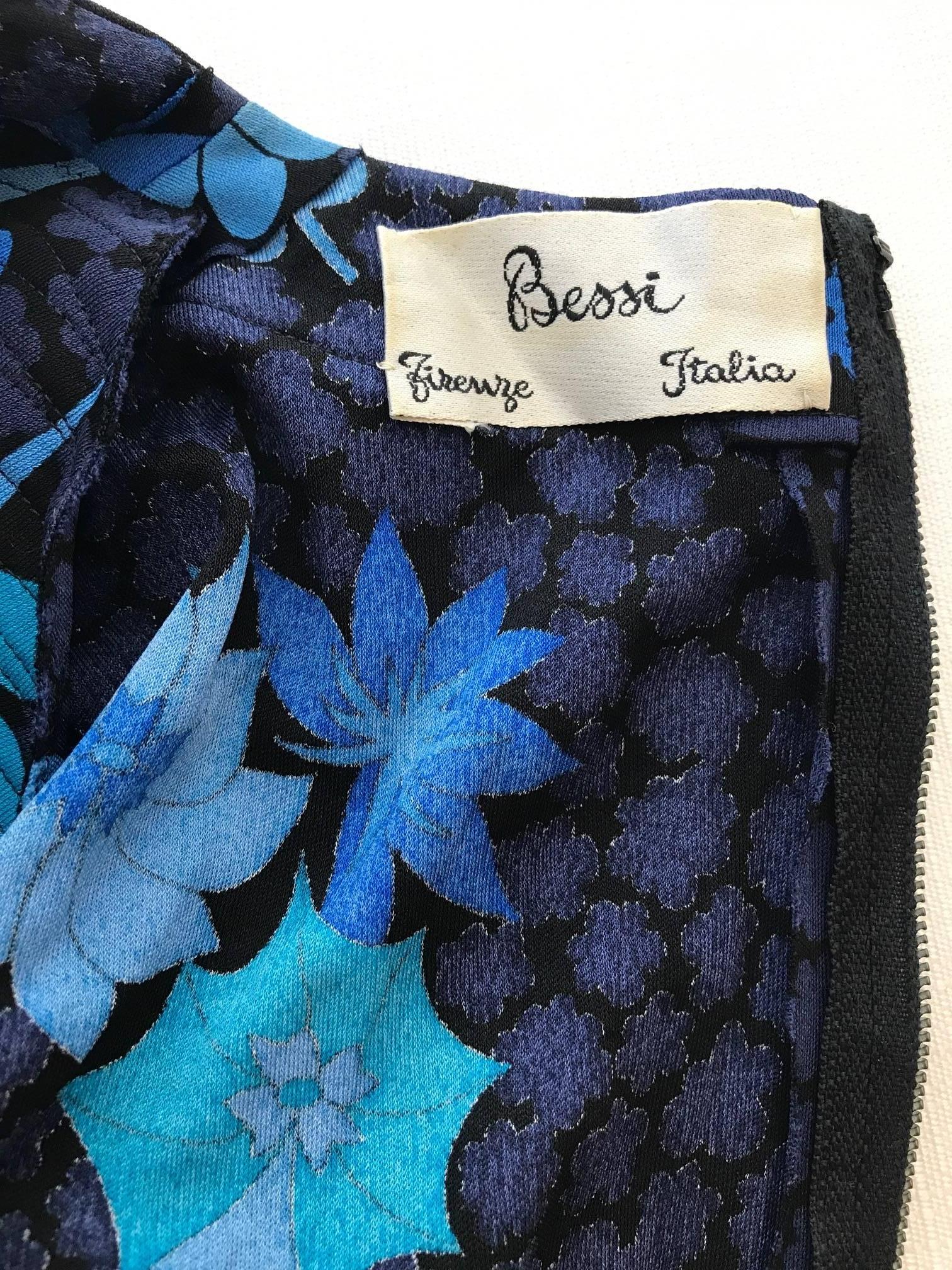 1970er Bessi Kleid aus Seidenjersey mit schwarzem und blauem Blumendruck 1970er im Angebot 2