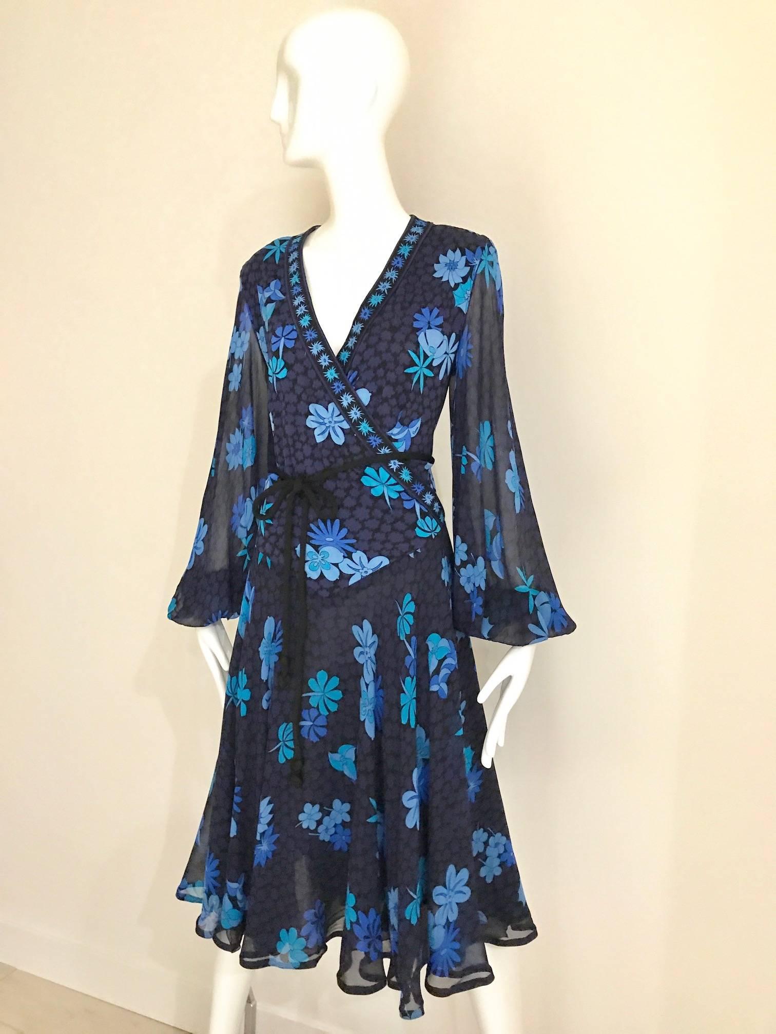 1970er Bessi Kleid aus Seidenjersey mit schwarzem und blauem Blumendruck 1970er (Violett) im Angebot