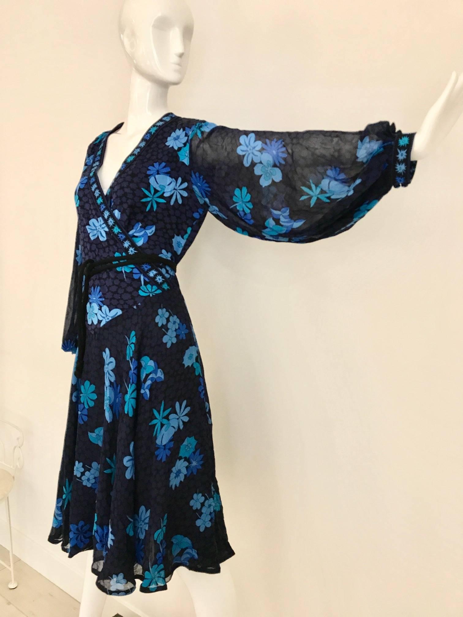 1970er Bessi Kleid aus Seidenjersey mit schwarzem und blauem Blumendruck 1970er Damen im Angebot