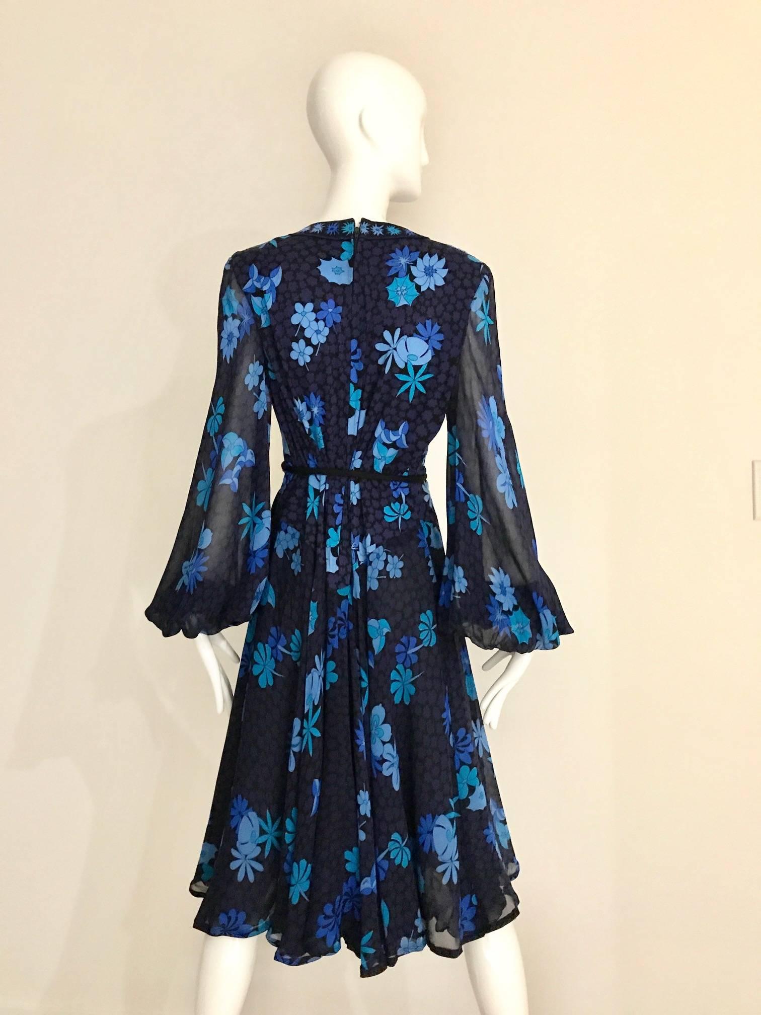 1970er Bessi Kleid aus Seidenjersey mit schwarzem und blauem Blumendruck 1970er im Angebot 1