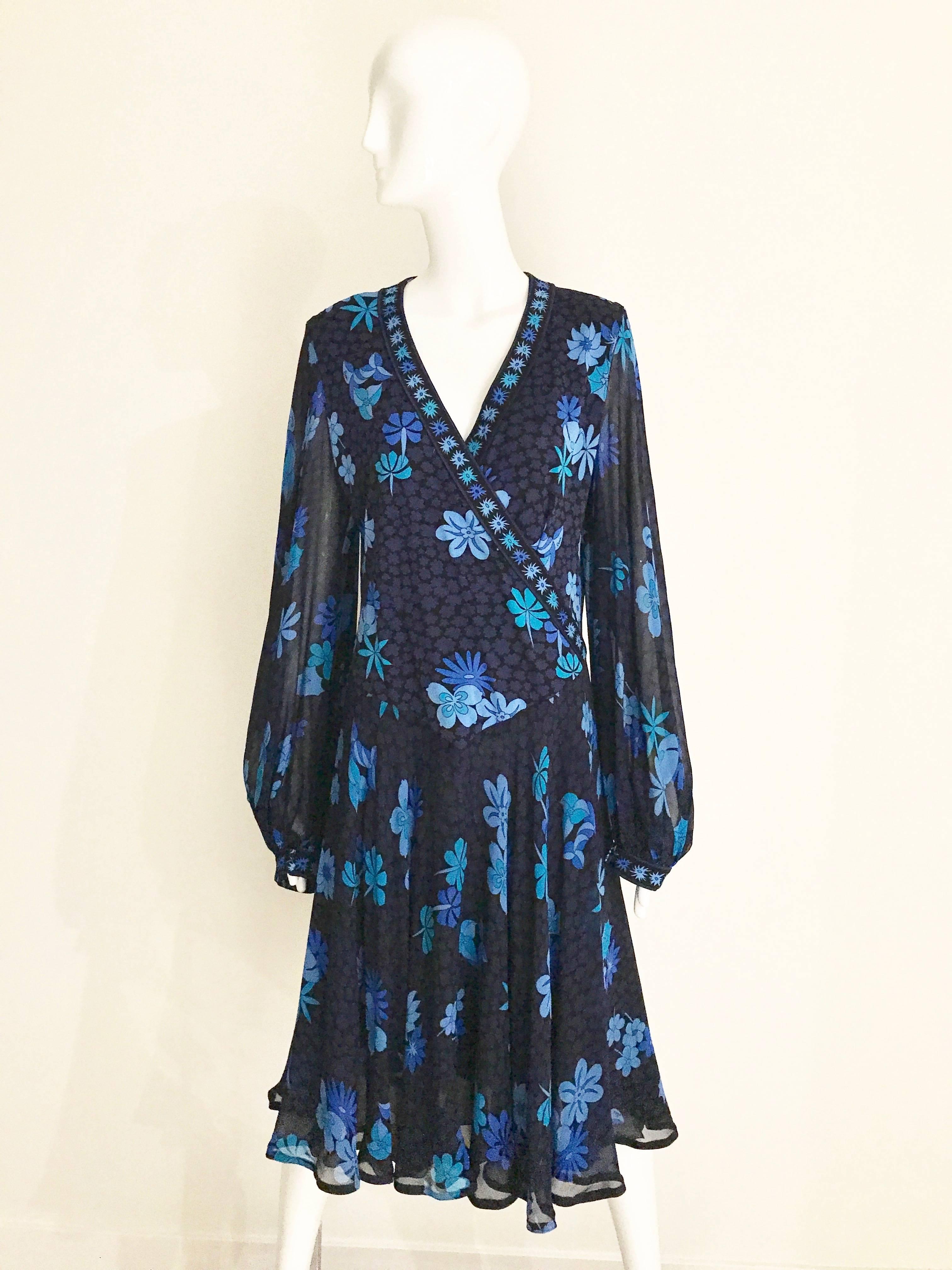 1970s Bessi black and blue floral print silk jersey dress In Excellent Condition For Sale In Beverly Hills, CA