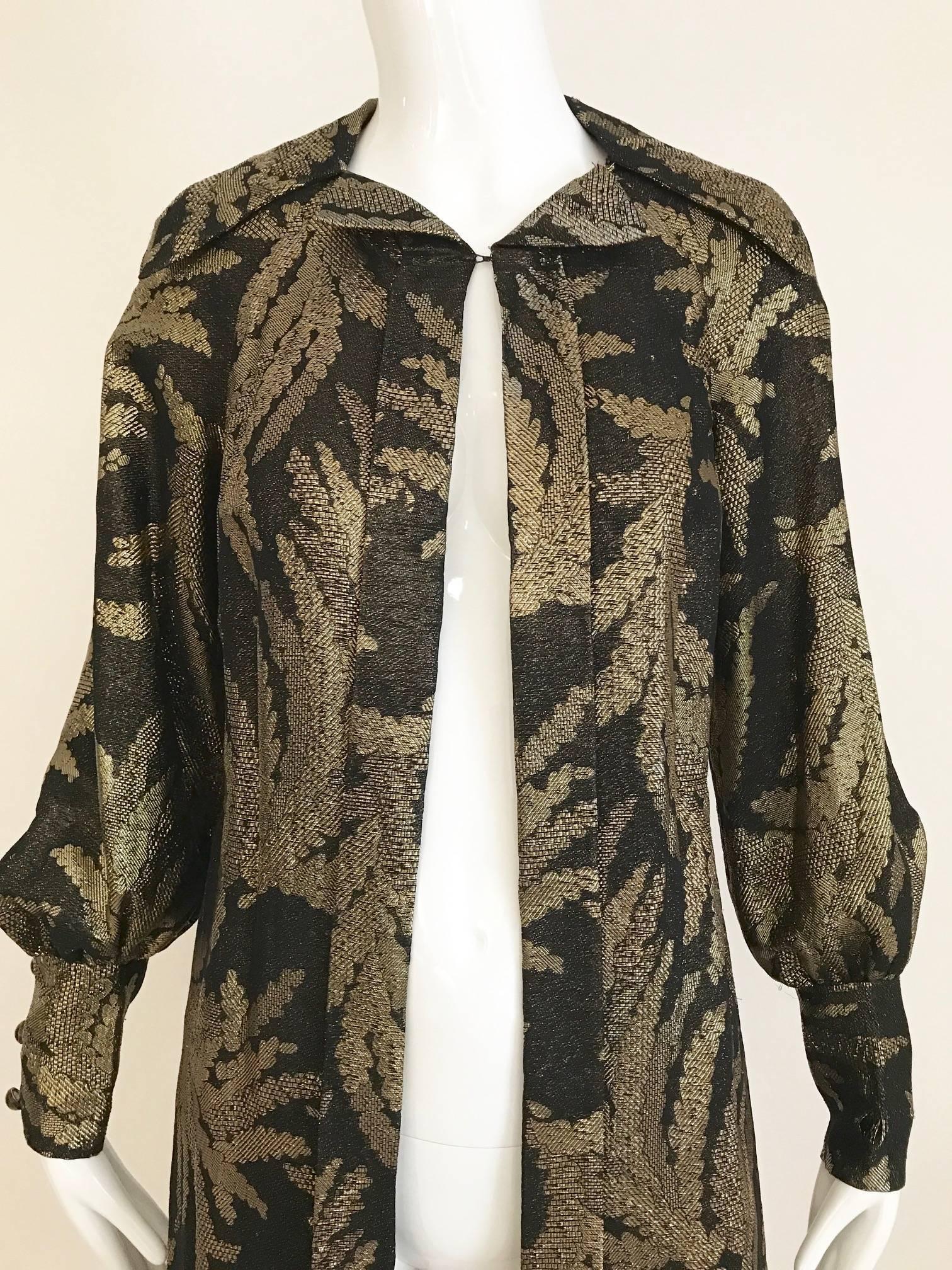 1970 Pauline Trigere vintage noir et or  manteau en brocart de soie Bon état - En vente à Beverly Hills, CA