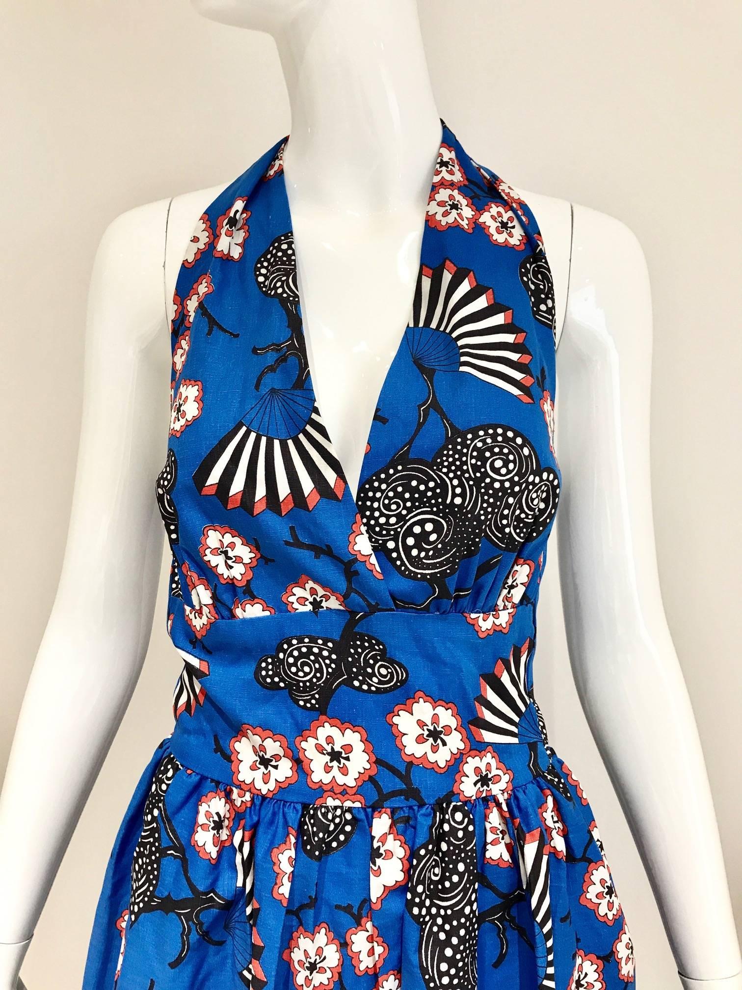 What a fun summer halter maxi dress! Vintage 70s blue cotton blossom print in black, white and print. Size : Small
Bust: 34 inch / Waist : 24 inch /  Length: 59 inch