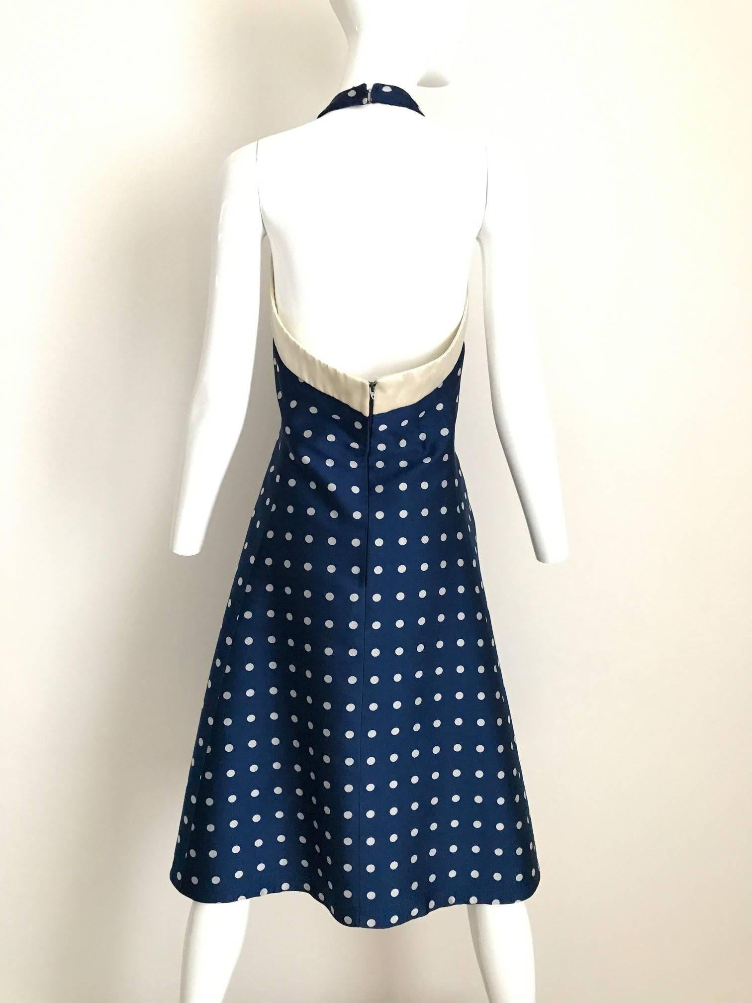 Intemporelle et chic robe de cocktail des années 1950, de type Werle, à pois bleu et gris, avec poches. Robe de cocktail d'été parfaite. Style Audrey Hepburn.
Poitrine : 34