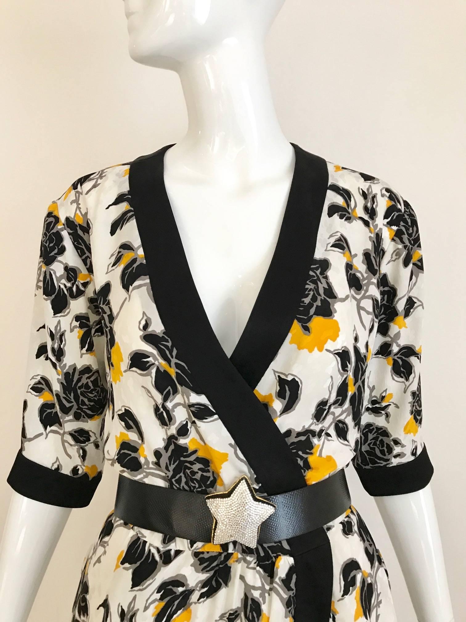 Noir Saint Laurent Rive Gauche - Robe portefeuille vintage noire et jaune à imprimé floral en vente