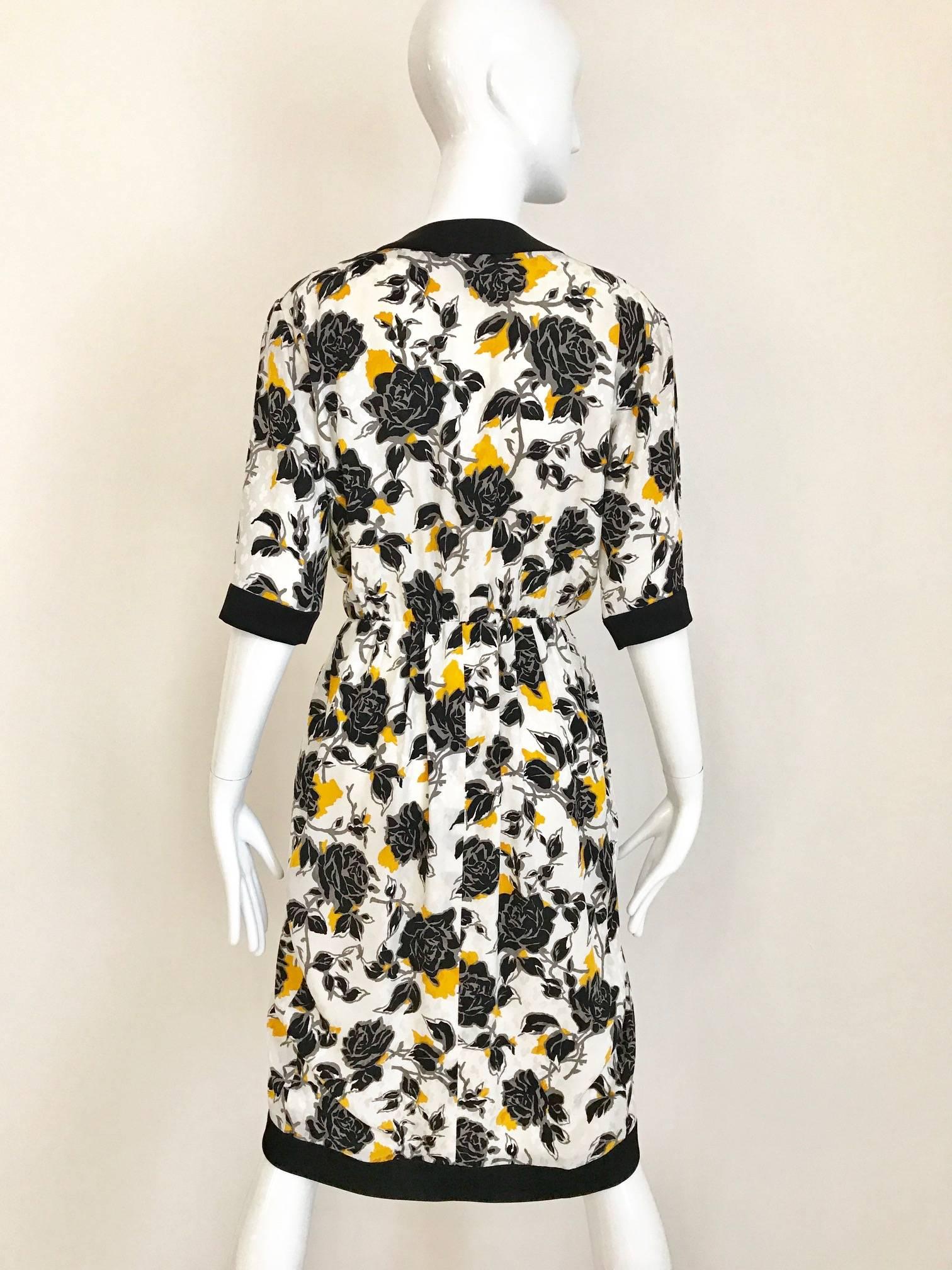 Saint Laurent Rive Gauche - Robe portefeuille vintage noire et jaune à imprimé floral Pour femmes en vente