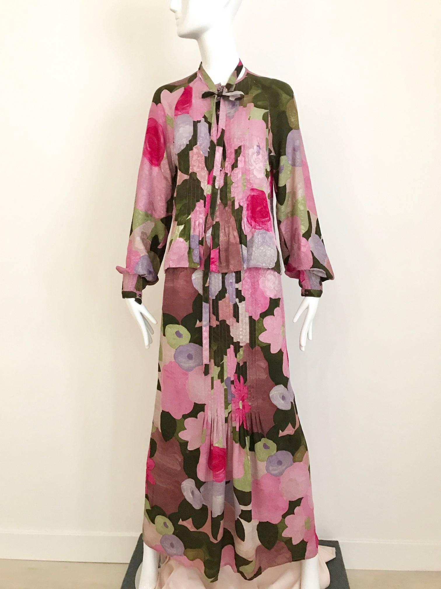1970s Geoffrey Beene pink and green floral print silk ensemble In Excellent Condition In Beverly Hills, CA