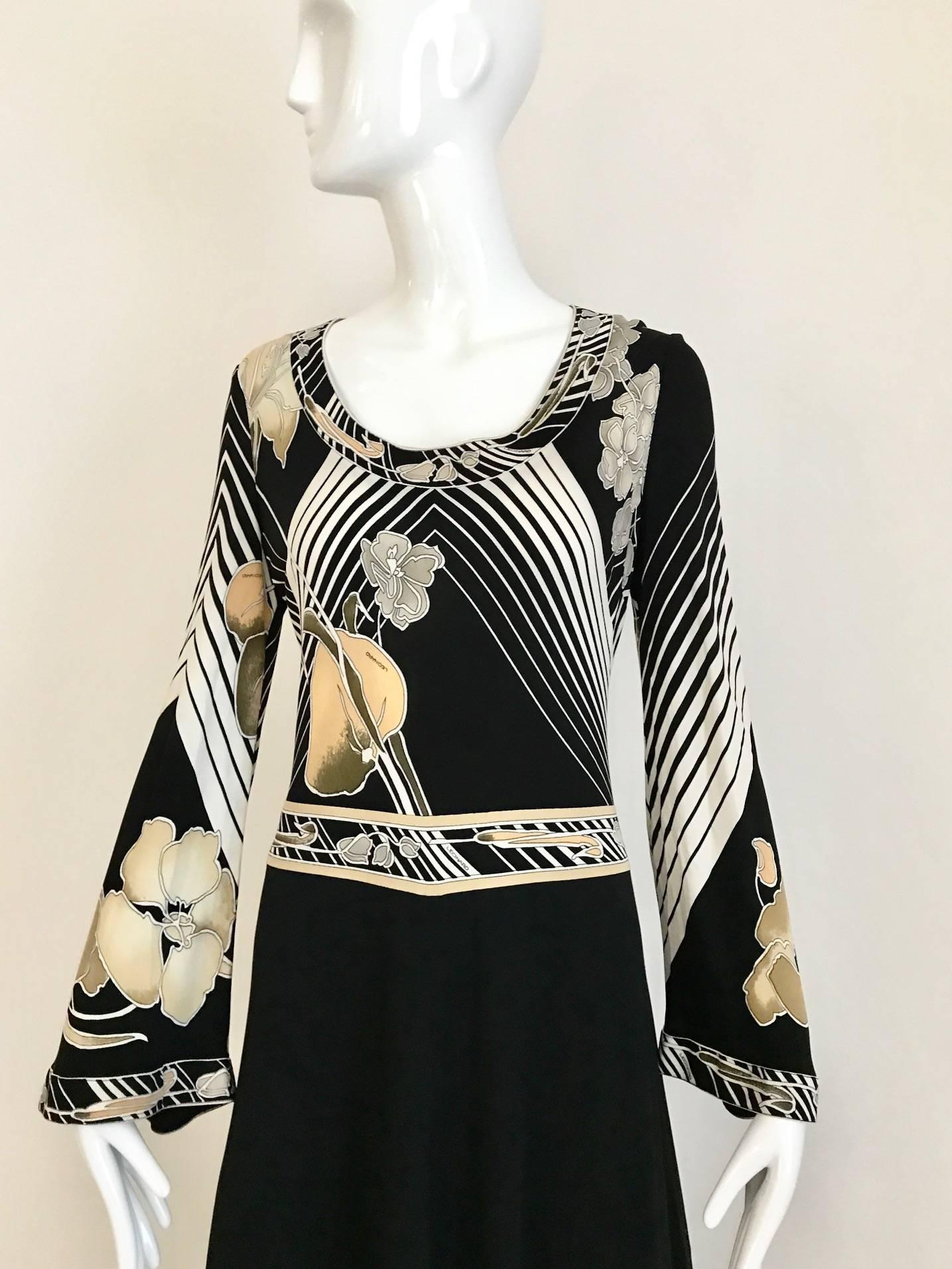 Vintage años 70 Leonard - paris estampado botánico en jersey de punto negro crema y blanco con manga campana. cuello redondo y maxifalda ligeramente acampanada.
Talla: Mediana-Grande
Busto: 36 pulgadas - 40