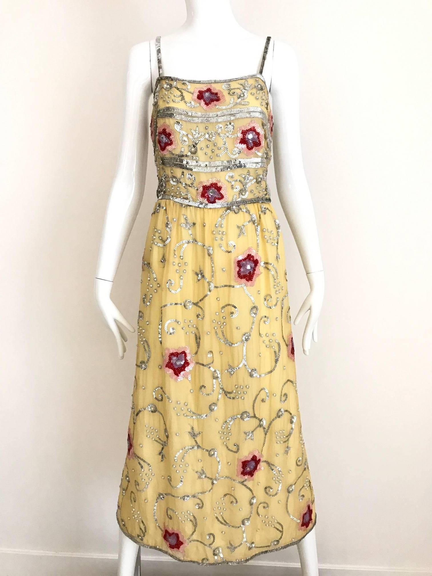 Gelbes Seidenkleid aus den 1960er Jahren mit roten und silbernen Pailletten im Vintage-Stil, bestickt (Beige) im Angebot