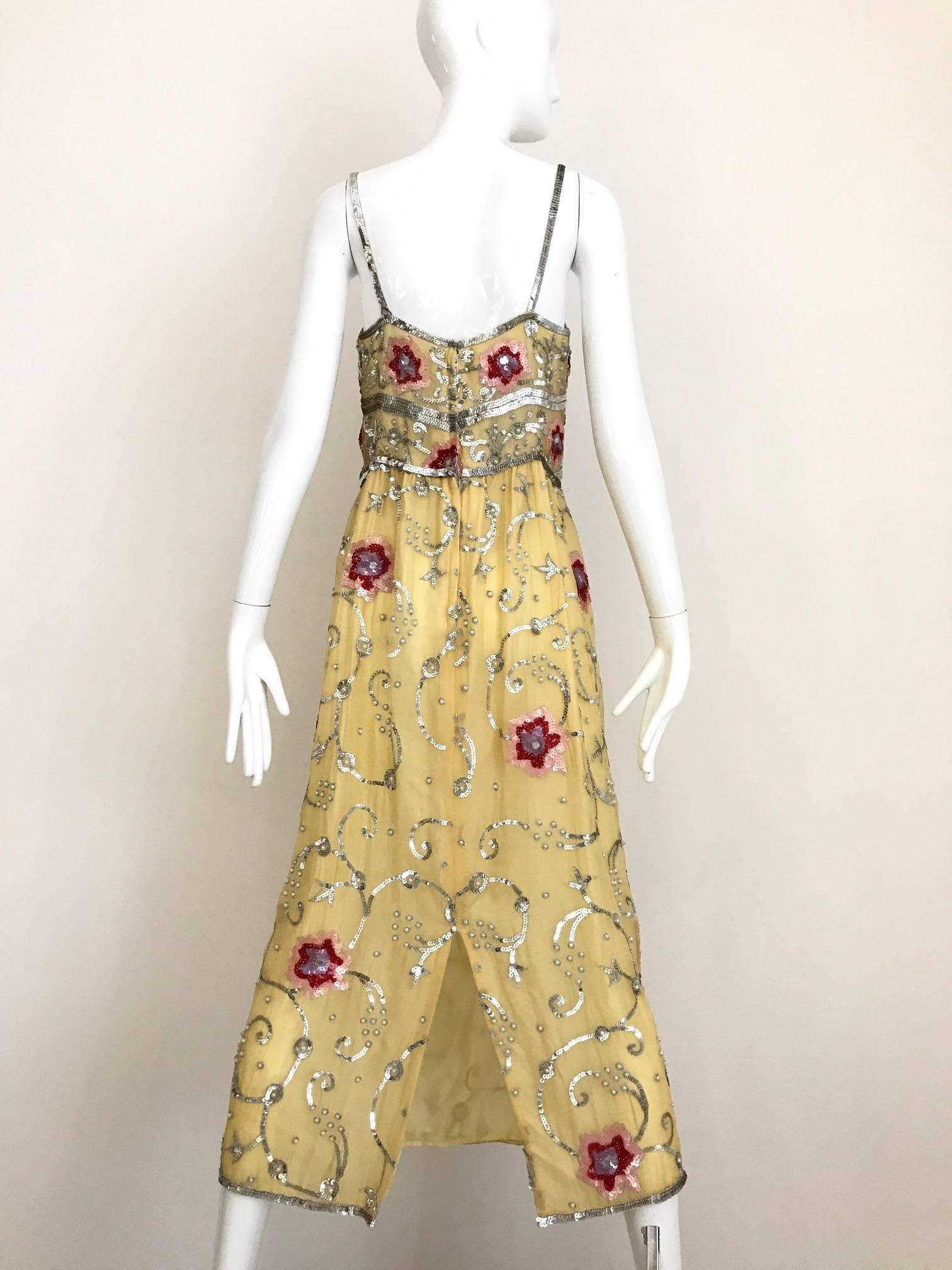 Gelbes Seidenkleid aus den 1960er Jahren mit roten und silbernen Pailletten im Vintage-Stil, bestickt im Zustand „Hervorragend“ im Angebot in Beverly Hills, CA
