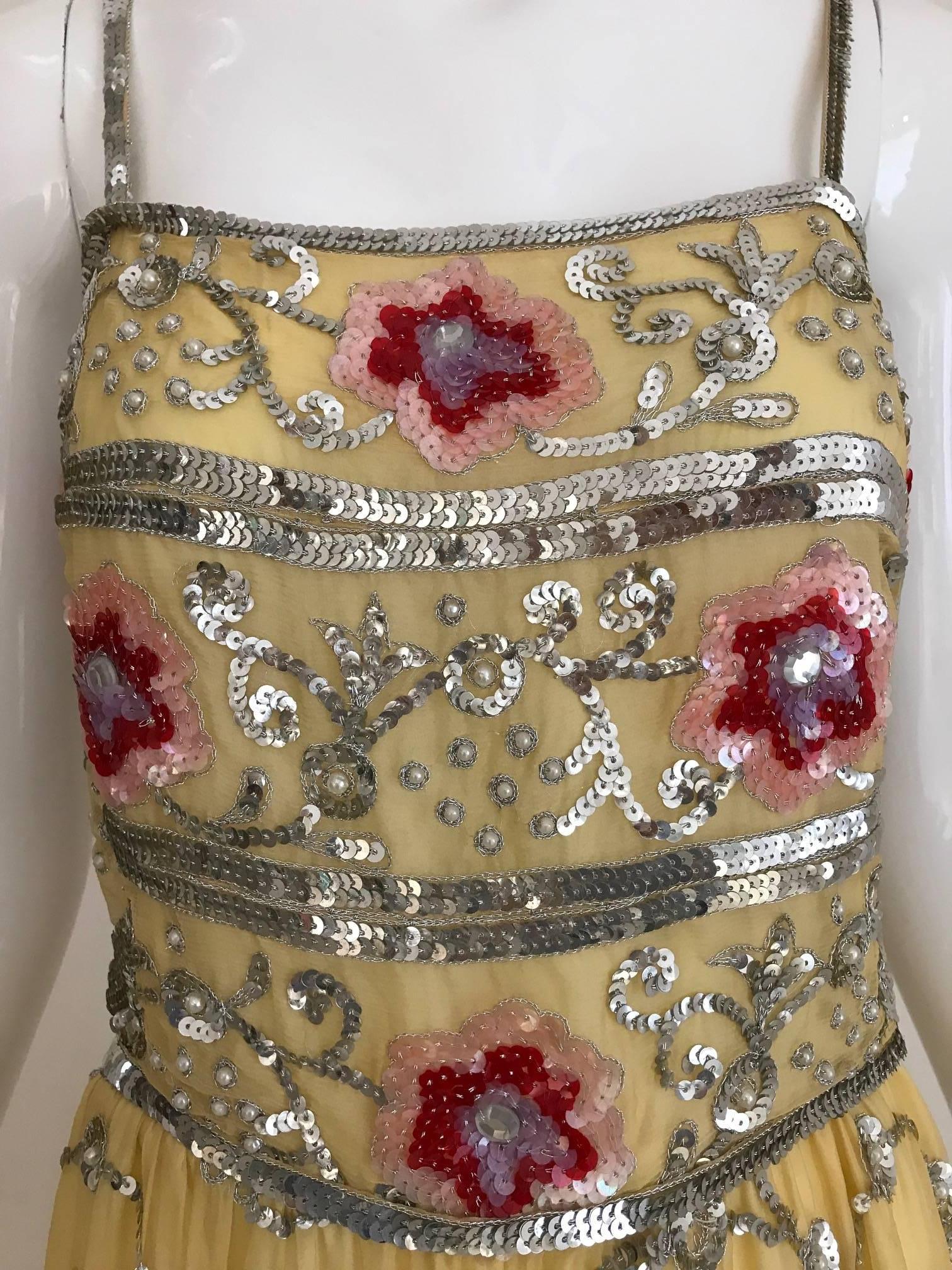 Bata de seda amarilla de los años 60 con lentejuelas rojas y plateadas Bata bordada vintage en venta 2