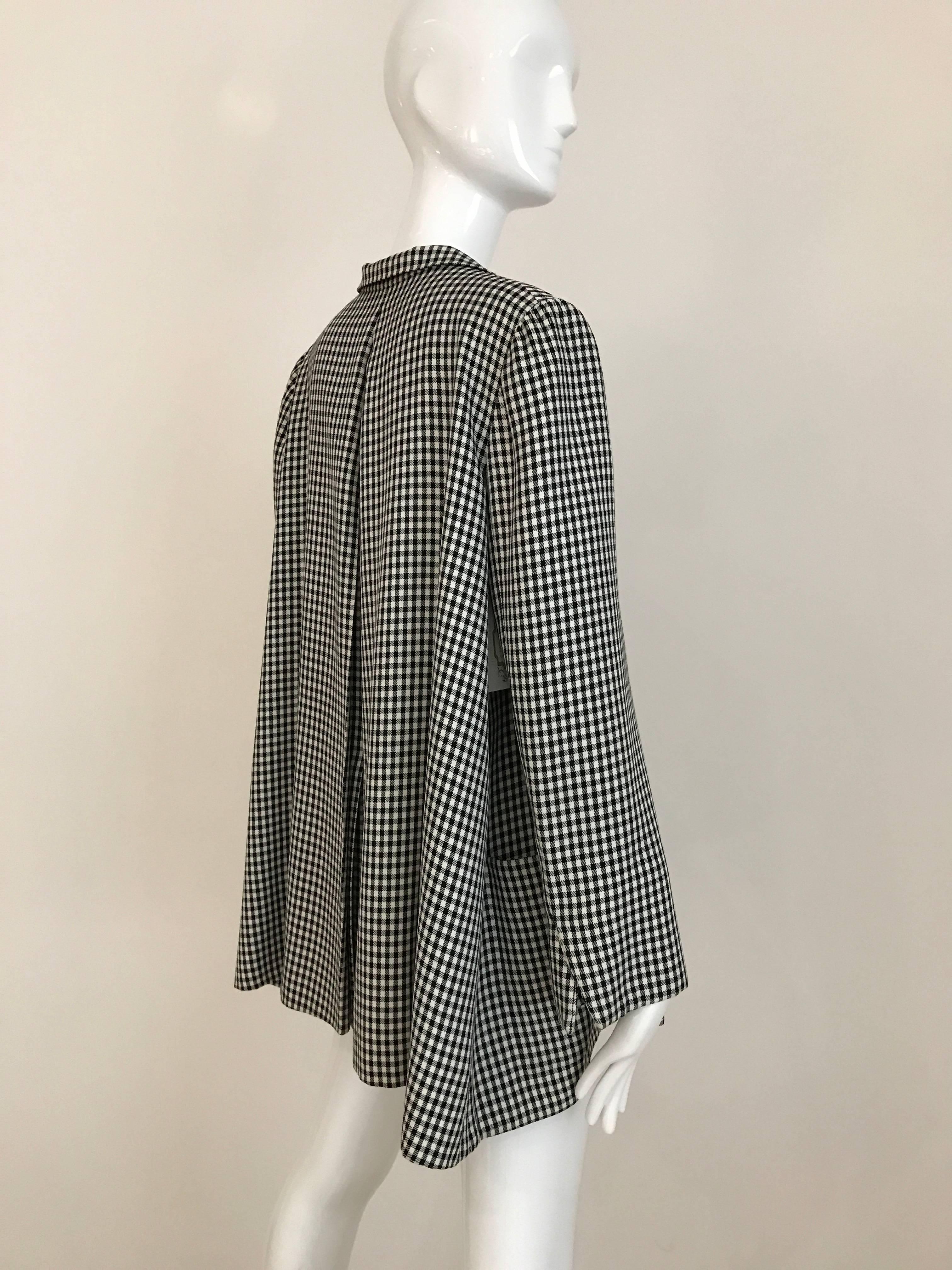 Chic 1976 Christian Dior Couture par Marc Bohan noir et blanc à carreaux sur manteau tente veste et jupe crayon. La veste n'a pas de fermeture avec 2 poches surdimensionnées à plis inversés. Veste et jupe doublées de soie. Cet ensemble est en