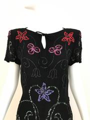 Robe fourreau en crêpe noir avec paillettes multicolores, années 1940