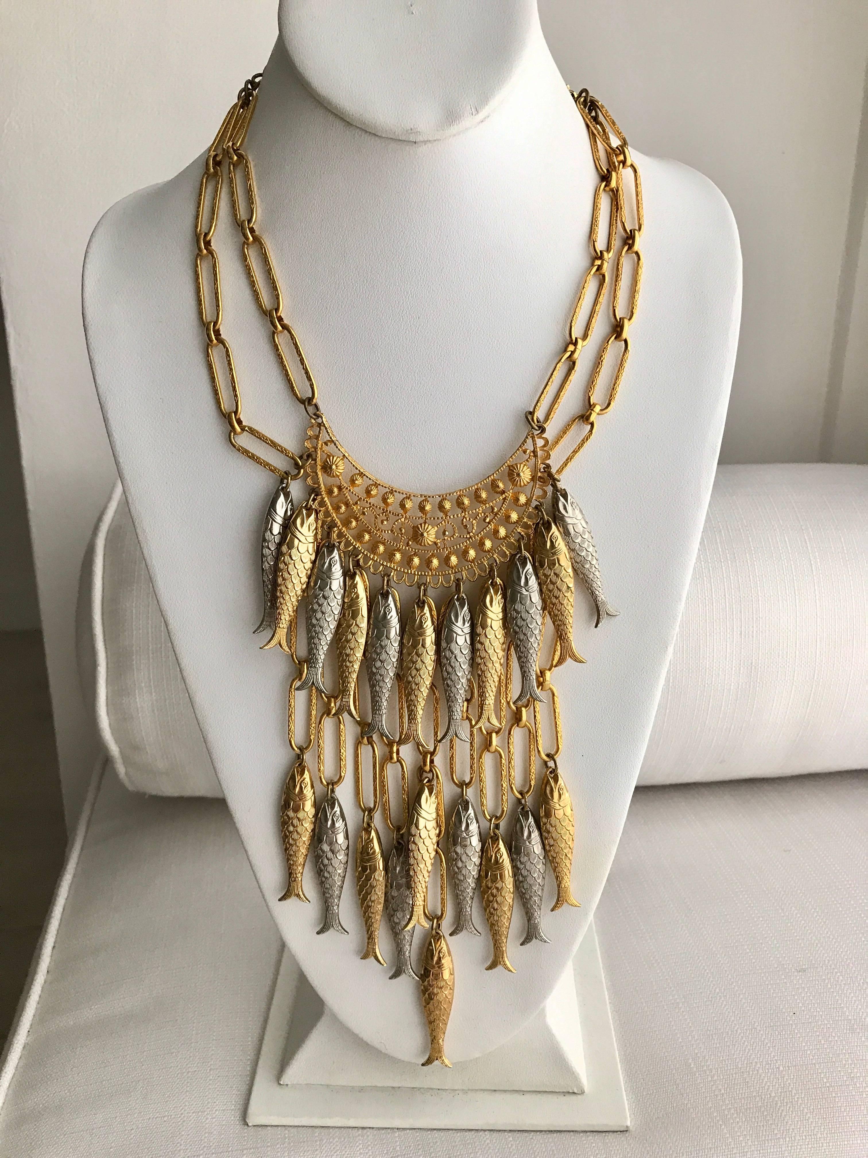 Vintage 1970s Gold and Silver Fish metal bib necklace with clip on earring set.
Note: This is not a real gold or real silver, This is a costume jewelry.

Diameter neck : 15.5 inch ( hook is adjustable_
Pendant drop up to : 7 inch  / size of the fish