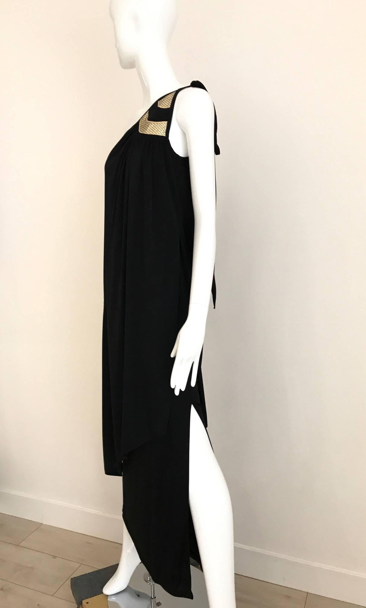 Vintage 1970s Bill Tice Black and gold Jersey One Shoulder Dress. 
Fit Size Small - Medium
Bust: 34 inch - 36 inch / Waist: 34- 36 inch  /  Hip: 36 inch - 38 inch/ Length: 53"
*** This Garment has been professionally Dry Cleaned and ready to