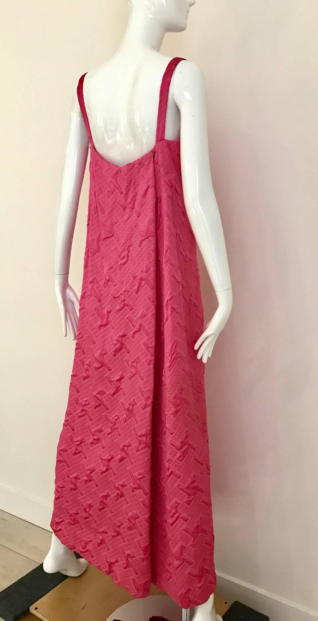 Gestepptes Satin-Brokat-Kleid aus den 1960er Jahren (Rot) im Angebot
