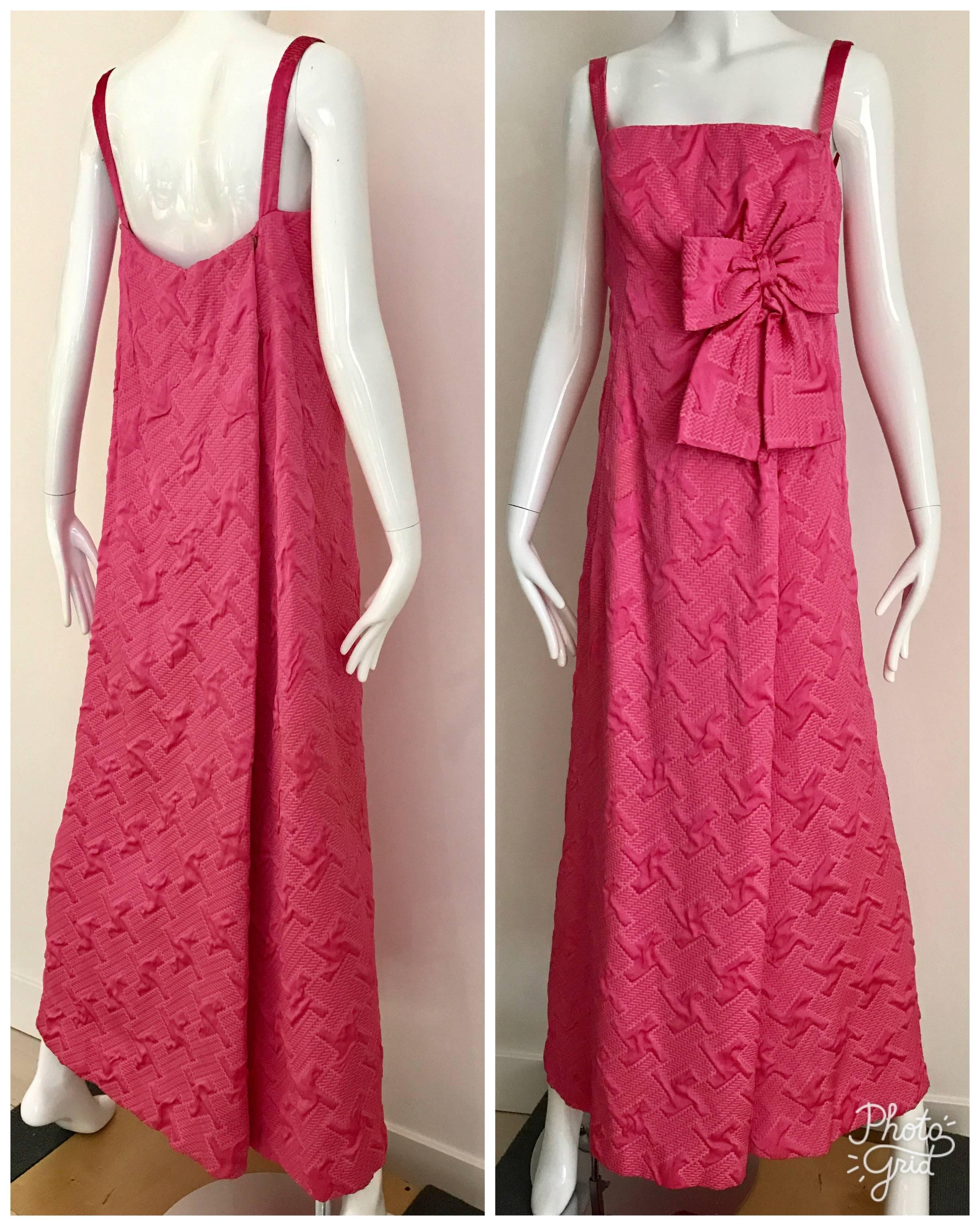 Gestepptes Satin-Brokat-Kleid aus den 1960er Jahren im Zustand „Hervorragend“ im Angebot in Beverly Hills, CA