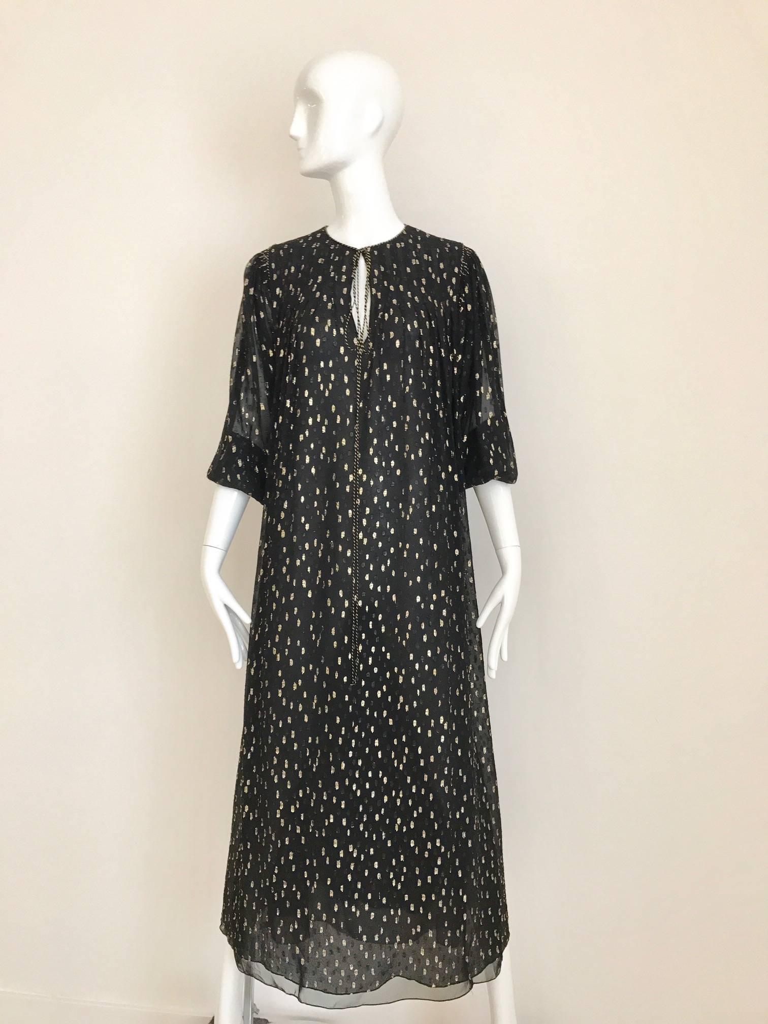 Vintage Oscar De La Renta 1970s Black and gold silk metallic long sleeve maxi dress.  Tie on the neckline with braided silk cord. Perfect for summer vacation  evening dress.
Size:  LARGE 
Bust: 41 inch

*** This Garment has been professionally Dry