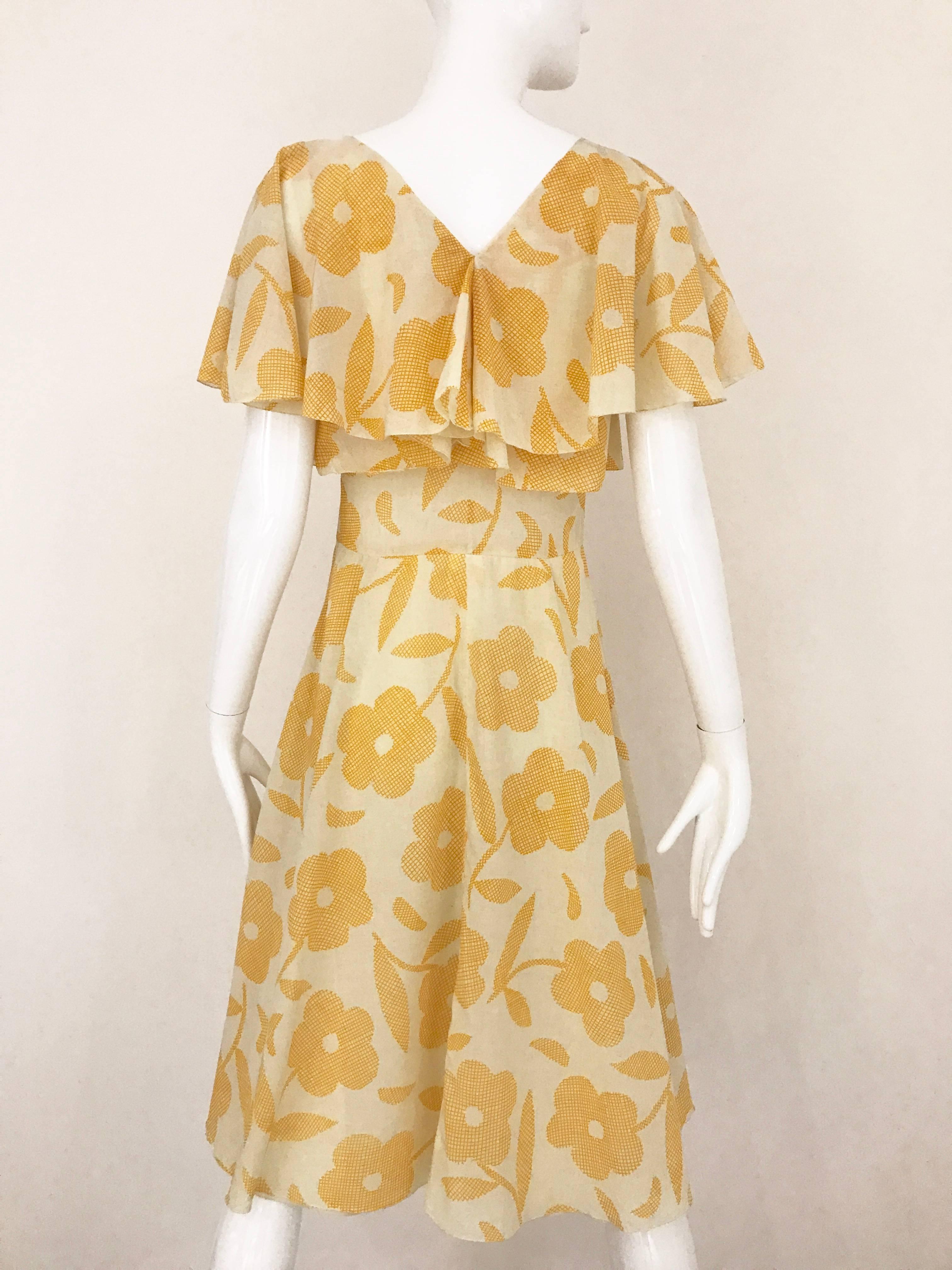 1990s CHLOE Yellow and Creme Floral Print Cotton Vintage 90s casual Dress In Good Condition In Beverly Hills, CA