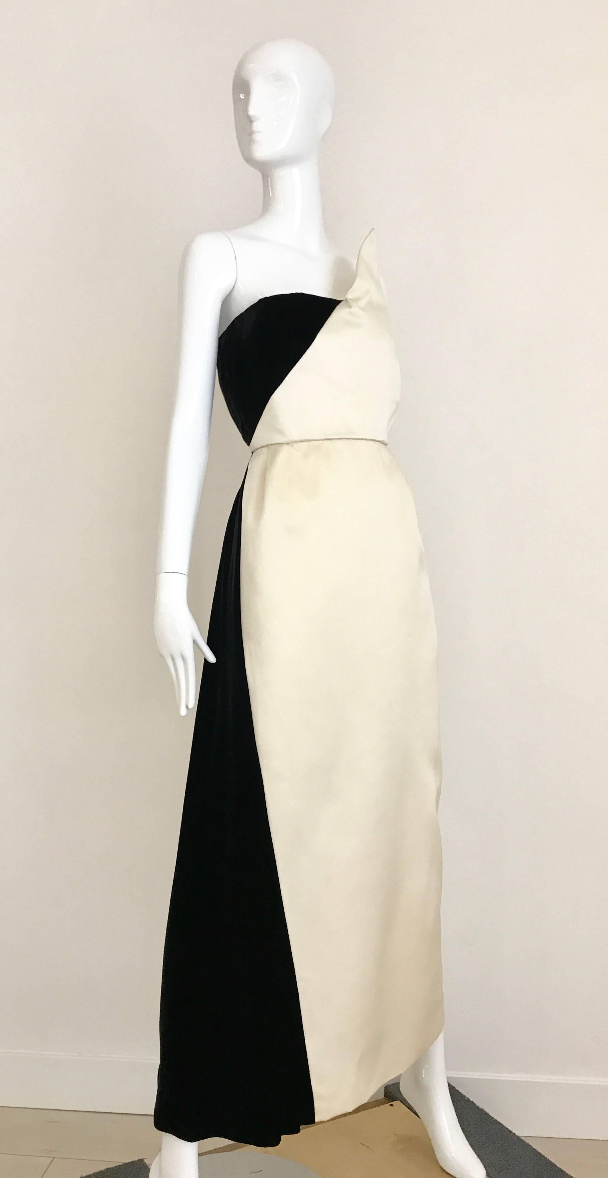 1990s BILL BLASS Ivory and Black Silk Strapless Origami Gown. Perfect for black tie event. 
Bust: 35 inch   / Waist:  26.5 inch  / Hip: 38 inch/  Dress Length: 47 inch + 2 inch fold.
SMALL - MEDIUM
**** This Garment has been professionally Dry
