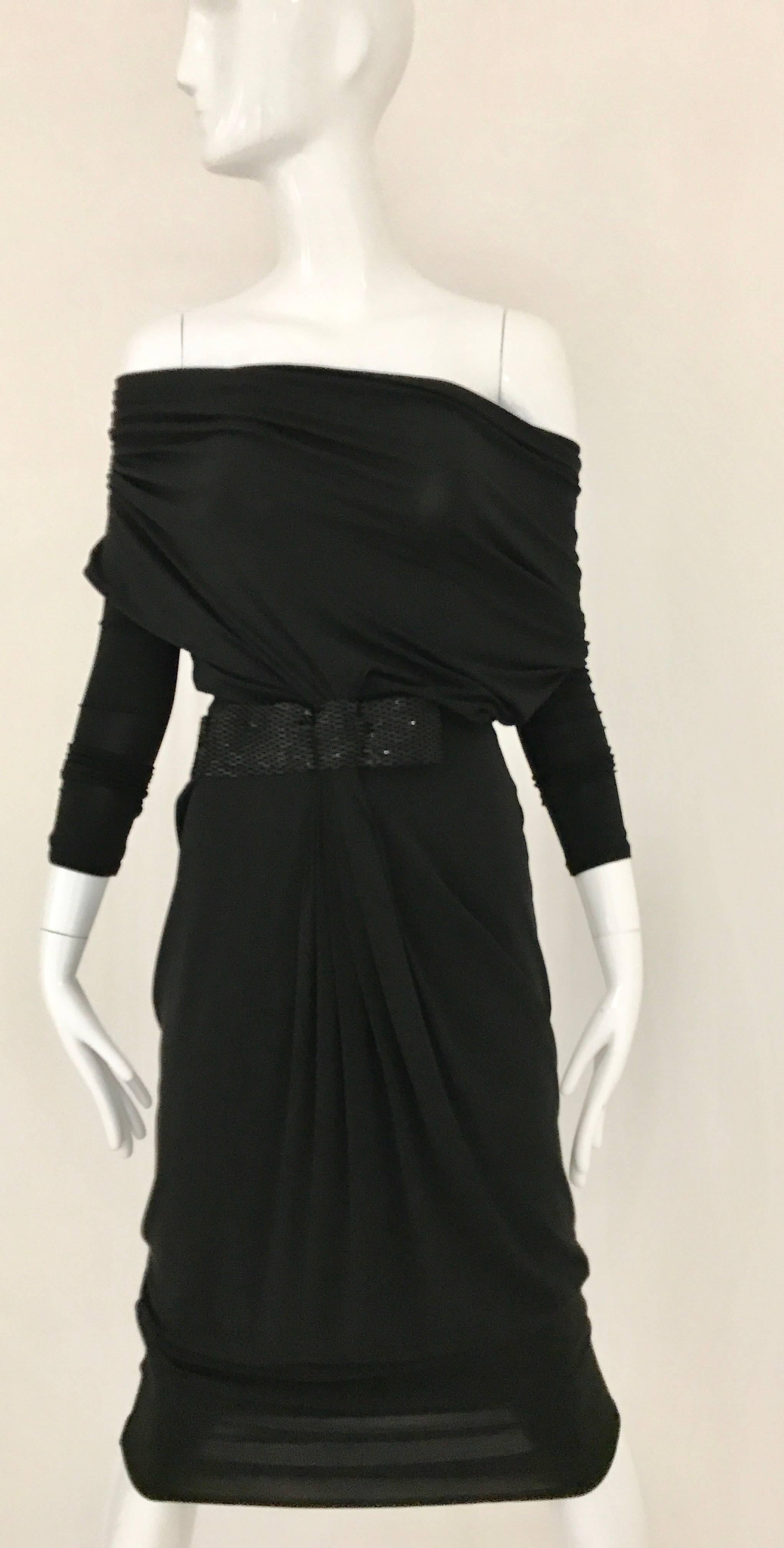 Sexy  Vintage 1990er Gianfranco Ferre Schwarzes langärmeliges Kleid aus Viskose. Tief ausgeschnittener Cowl-Ausschnitt mit schwarzem Buggle-Perlen-Taillenband. Das Kleid kann schulterfrei getragen werden.
Passt am besten für Größe US 2 oder 4
Büste:
