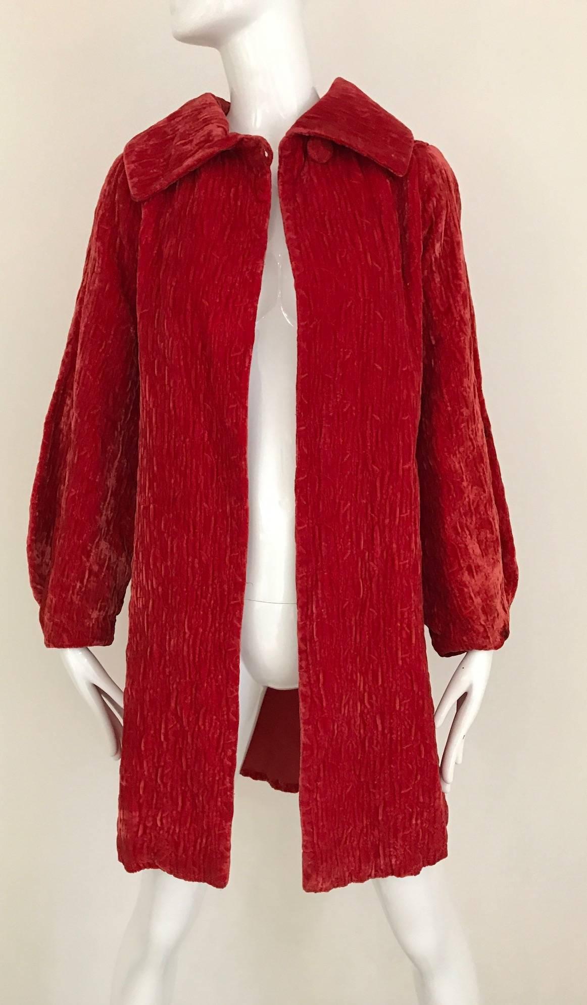 Vintage 40s Orange Red crushed velvet coat with large collar and dramatic sleeves. 
 Size: 6/8/ 10  MEDIUM
Bust:42 inch  / Waist: 44 inch/ Hip 46 inch/ Length: 33 inch/  Sleeve 21 inch