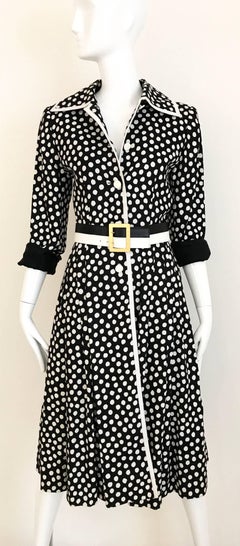 1970 GIVENCHY Robe manteau en lin à pois noirs et blancs
