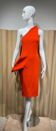 Vestido escultural de un solo hombro en color naranja de la colección de pasarela de Jil Sander, otoño de 2009
