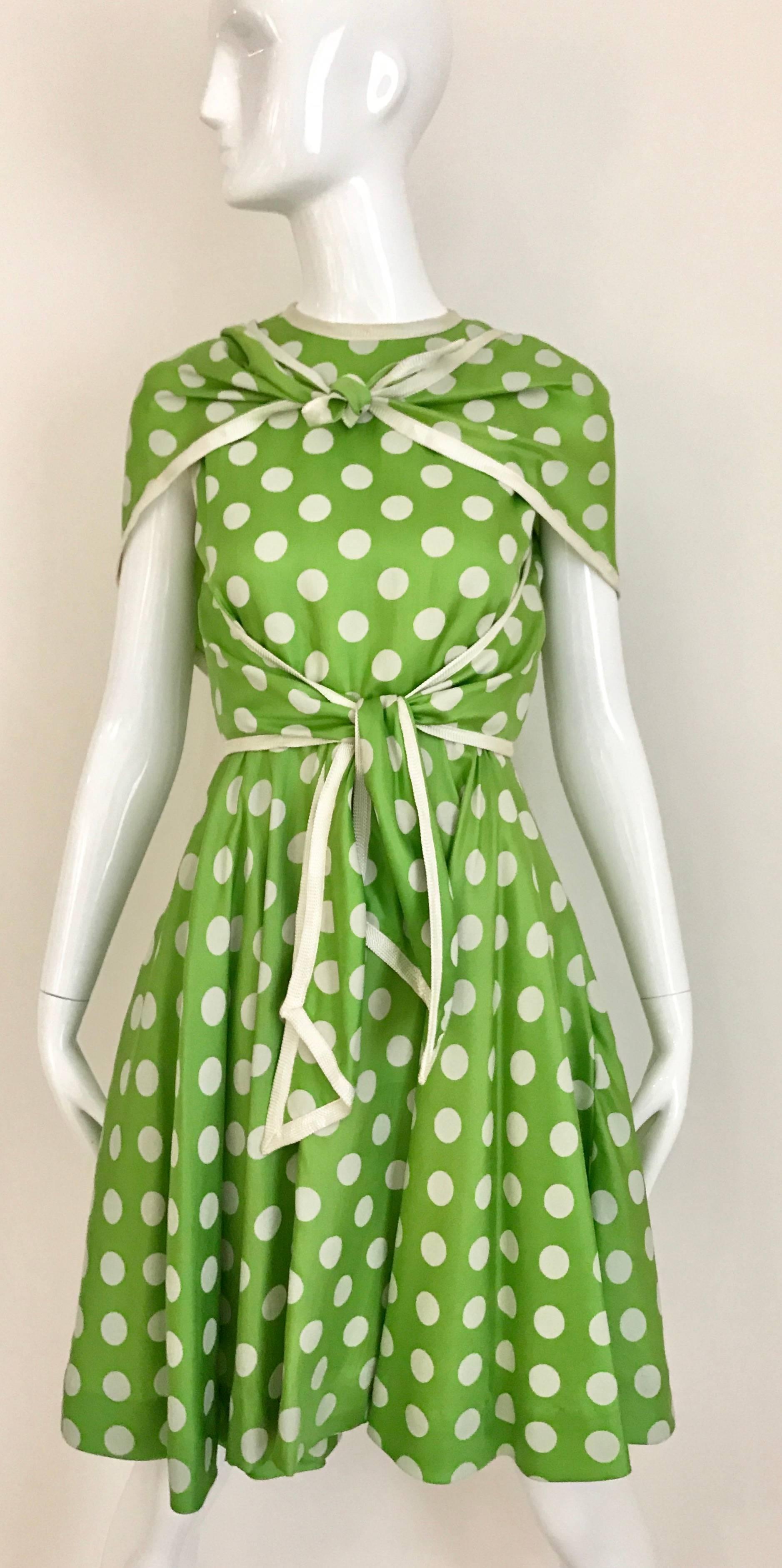 Vert TEAL TRAINA - Robe sans manches à pois vert citron et blanc avec écharpe, années 1960 en vente