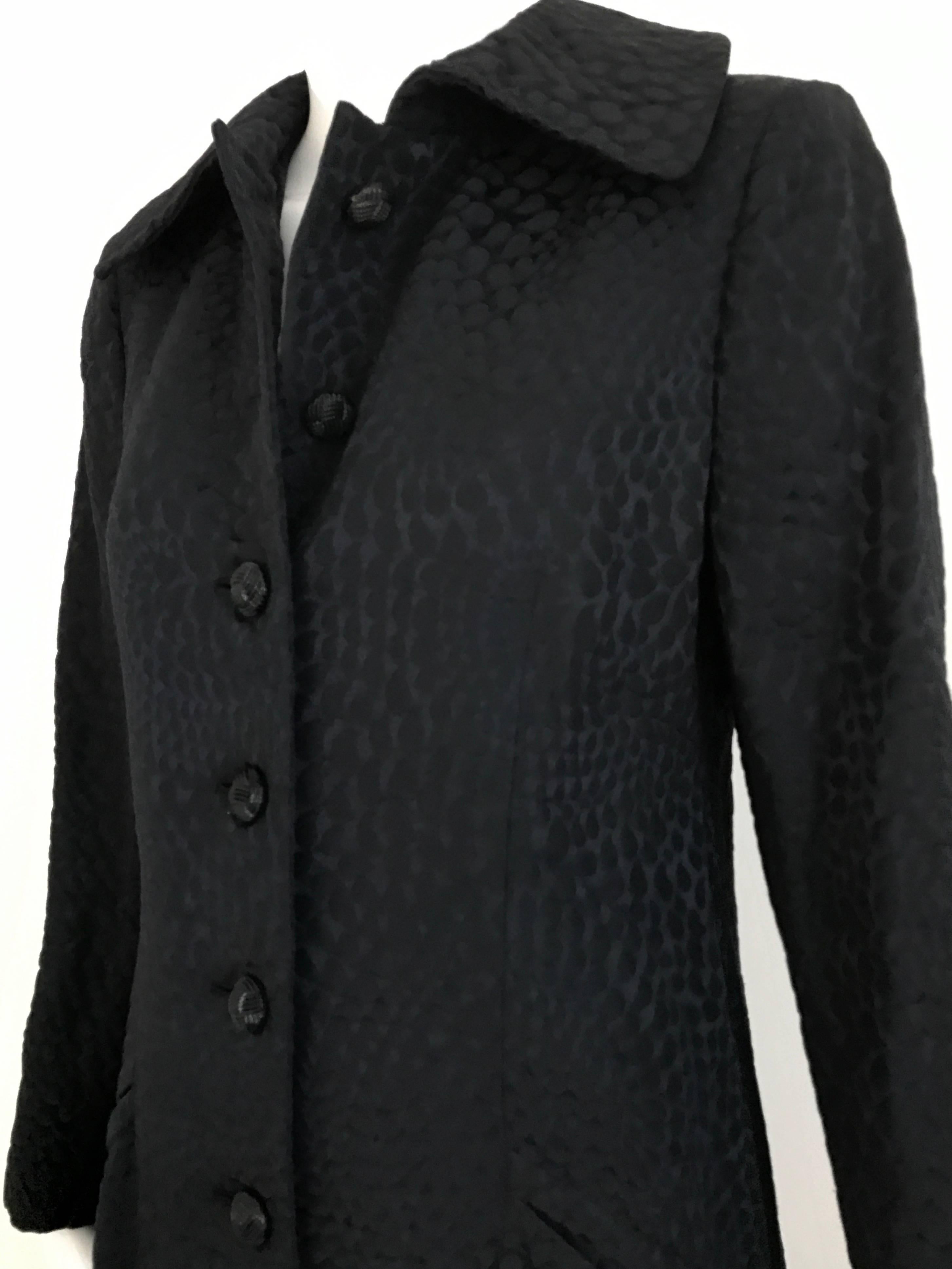 Langer Mantel aus schwarzem Baumwolljacquard aus den 1960er Jahren, 60er Jahre im Zustand „Hervorragend“ im Angebot in Beverly Hills, CA