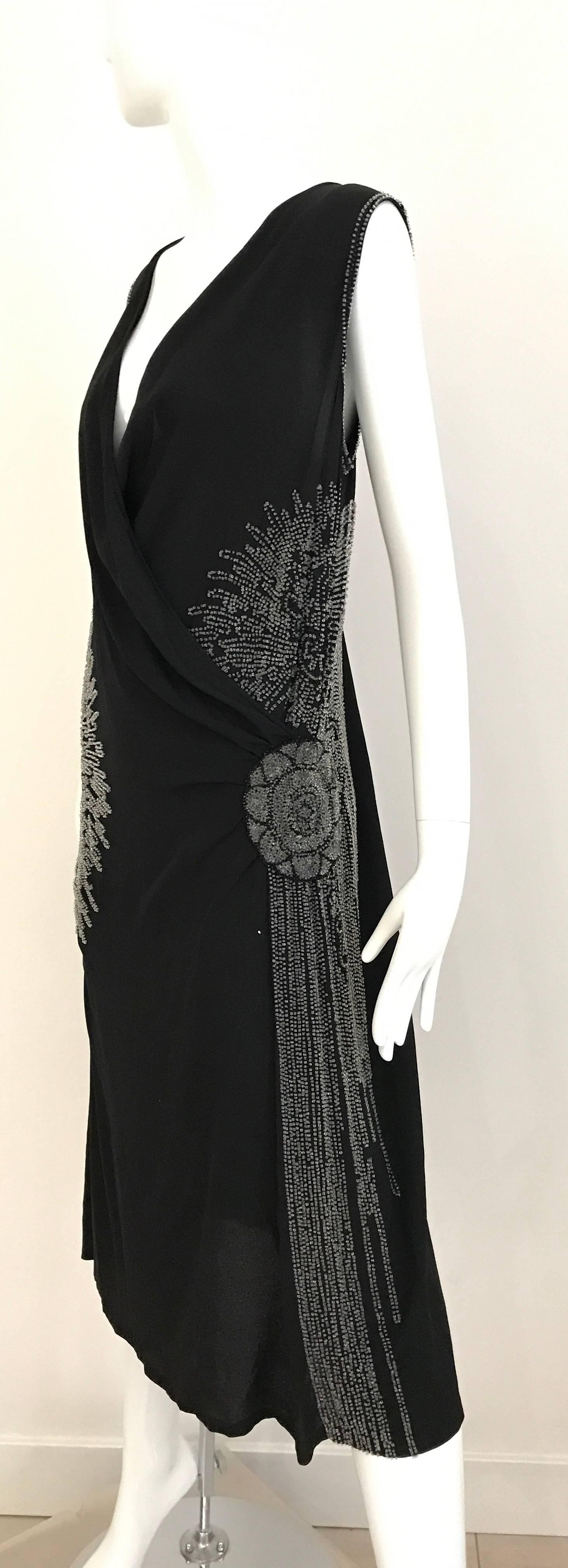Wunderschönes ärmelloses Flapper-Kleid aus schwarzer Seide mit V-Ausschnitt in großen Größen aus den 1920er Jahren, mit klaren Perlen in floralem Muster. Passform US-Größe 6/8
Büste : 40 Zoll
Taille: 34 Zoll
Hüfte: 42 Zoll
Länge 44 Zoll
