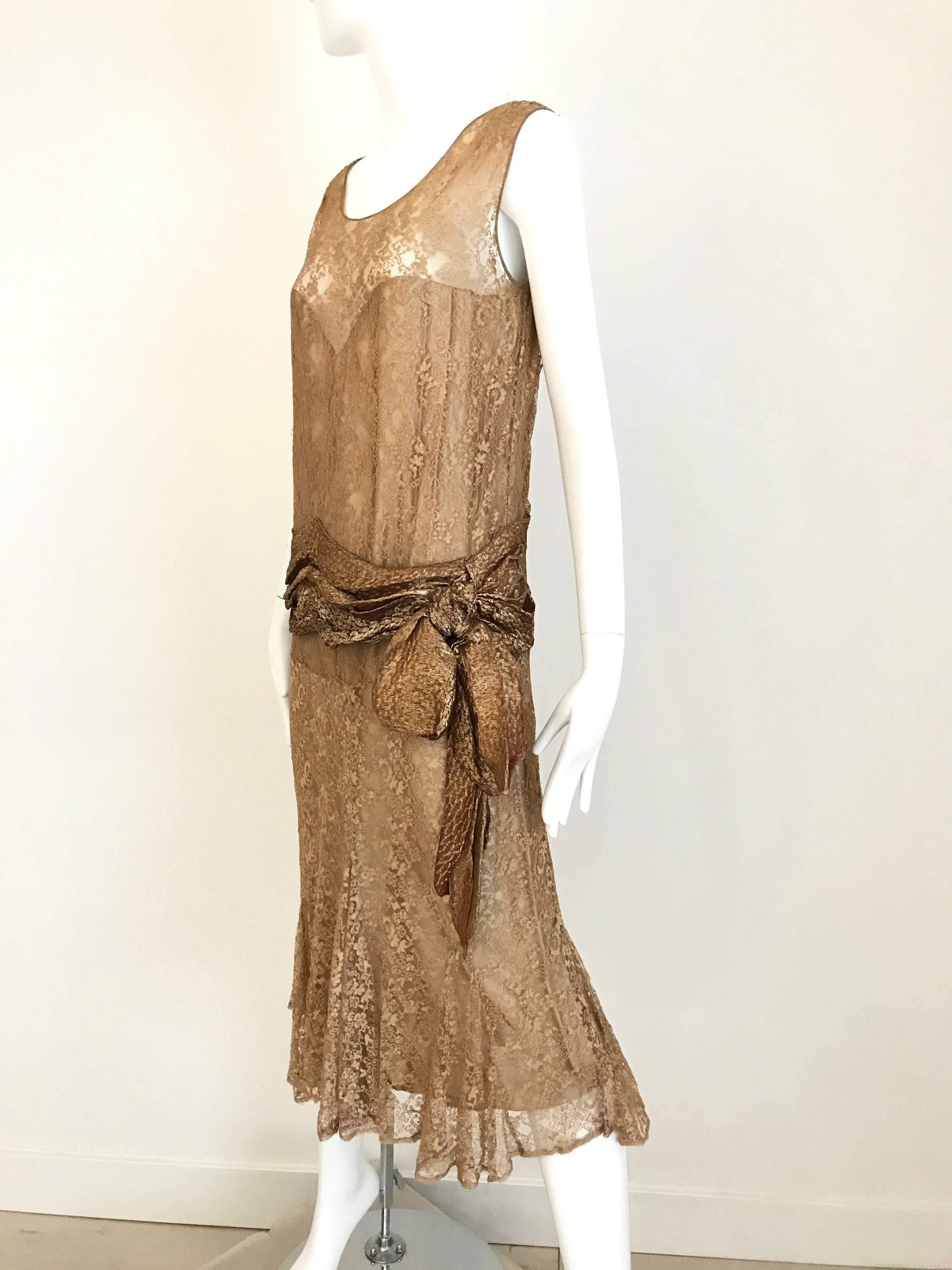 1920s Beautiful mocha brown metallic sleeveless lace flapper cocktail dress.
Fit Size: 6
Bust 38 inch / Waist 34 inch / Hip 34 inch / Length 45 inch
