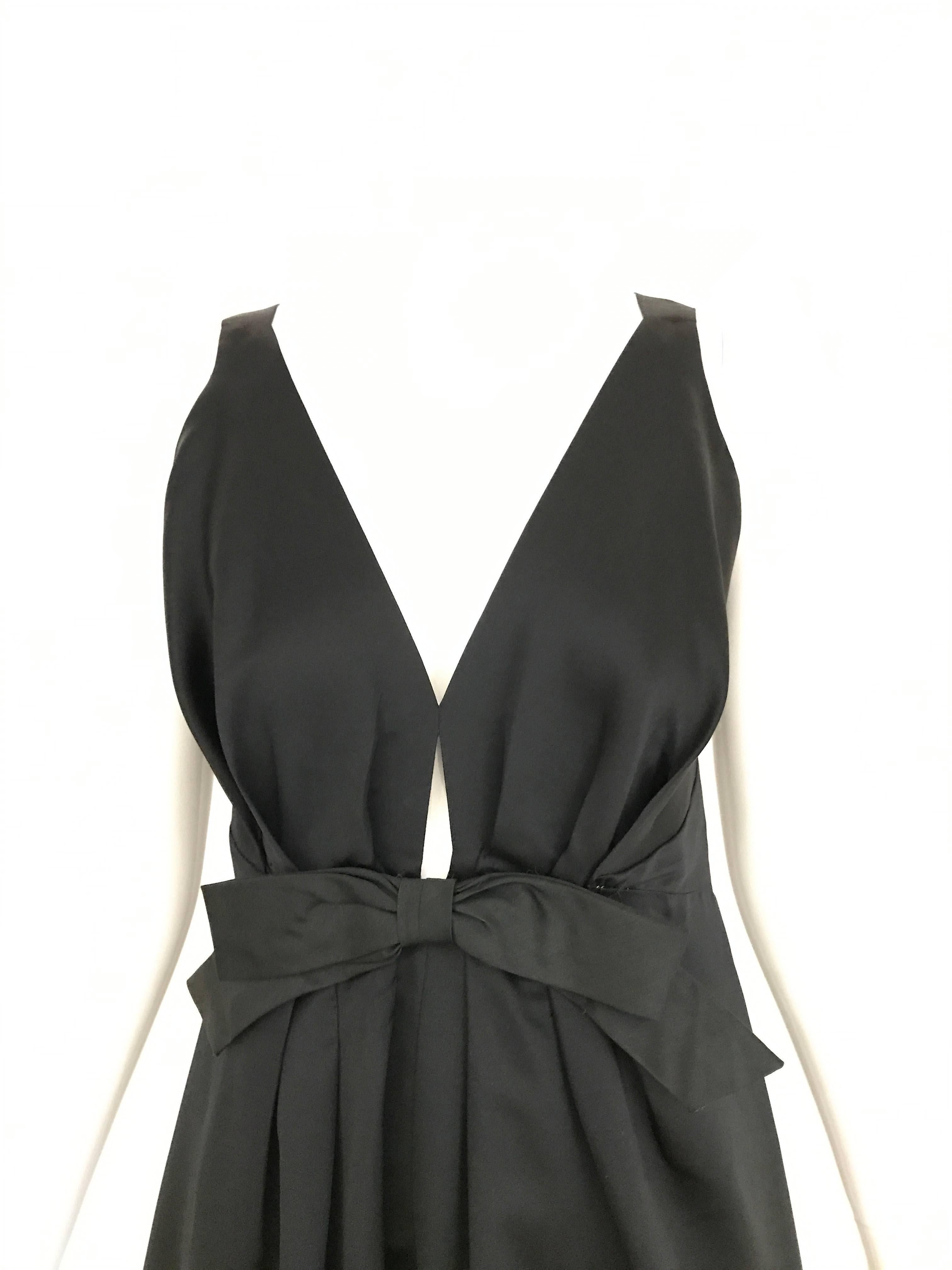 Vintage 1960s Adelle Ross Sleeveless Black Silk Gown with V neck and small bow.  Size: 6

**** This Garment has been professionally Dry Cleaned and Ready to wear.
