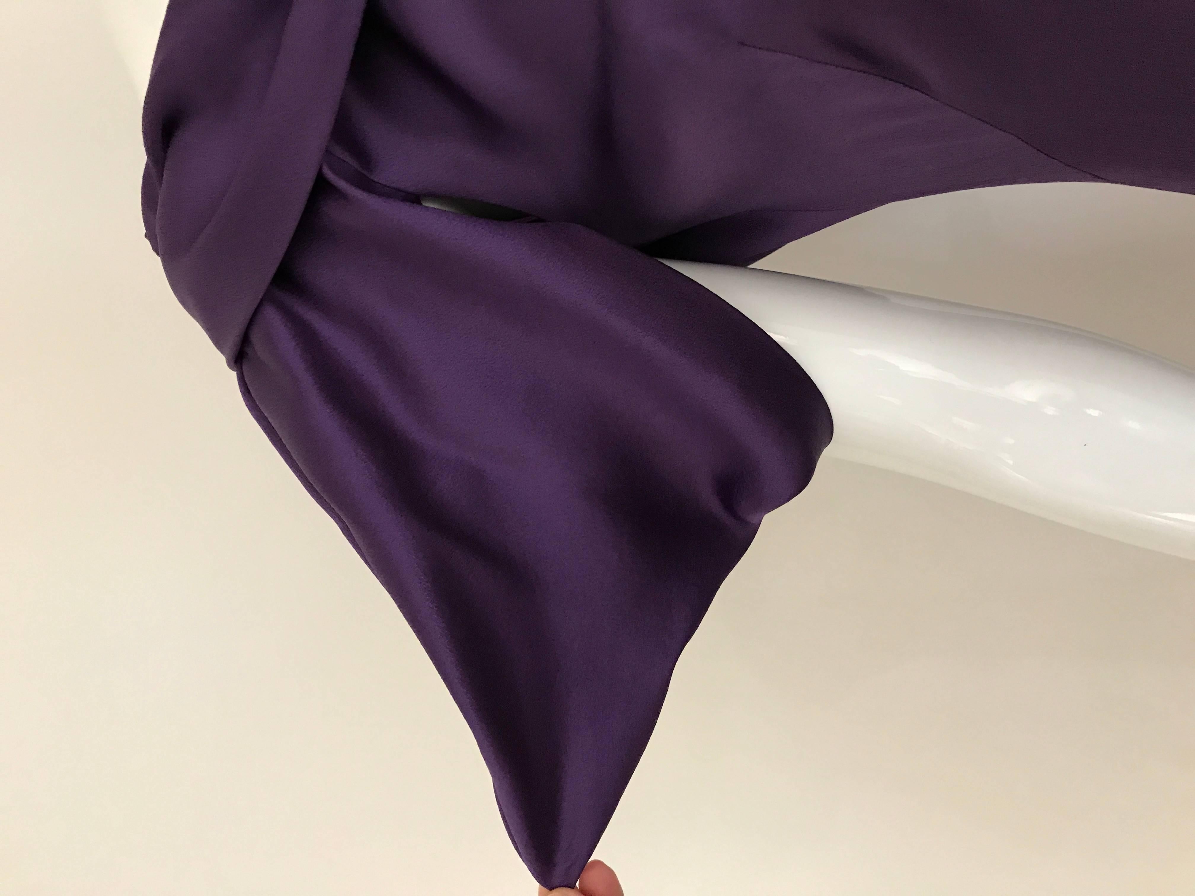 ALEXANDER MCQUEEN Robe dos nu en charmeuse de soie violette Excellent état - En vente à Beverly Hills, CA
